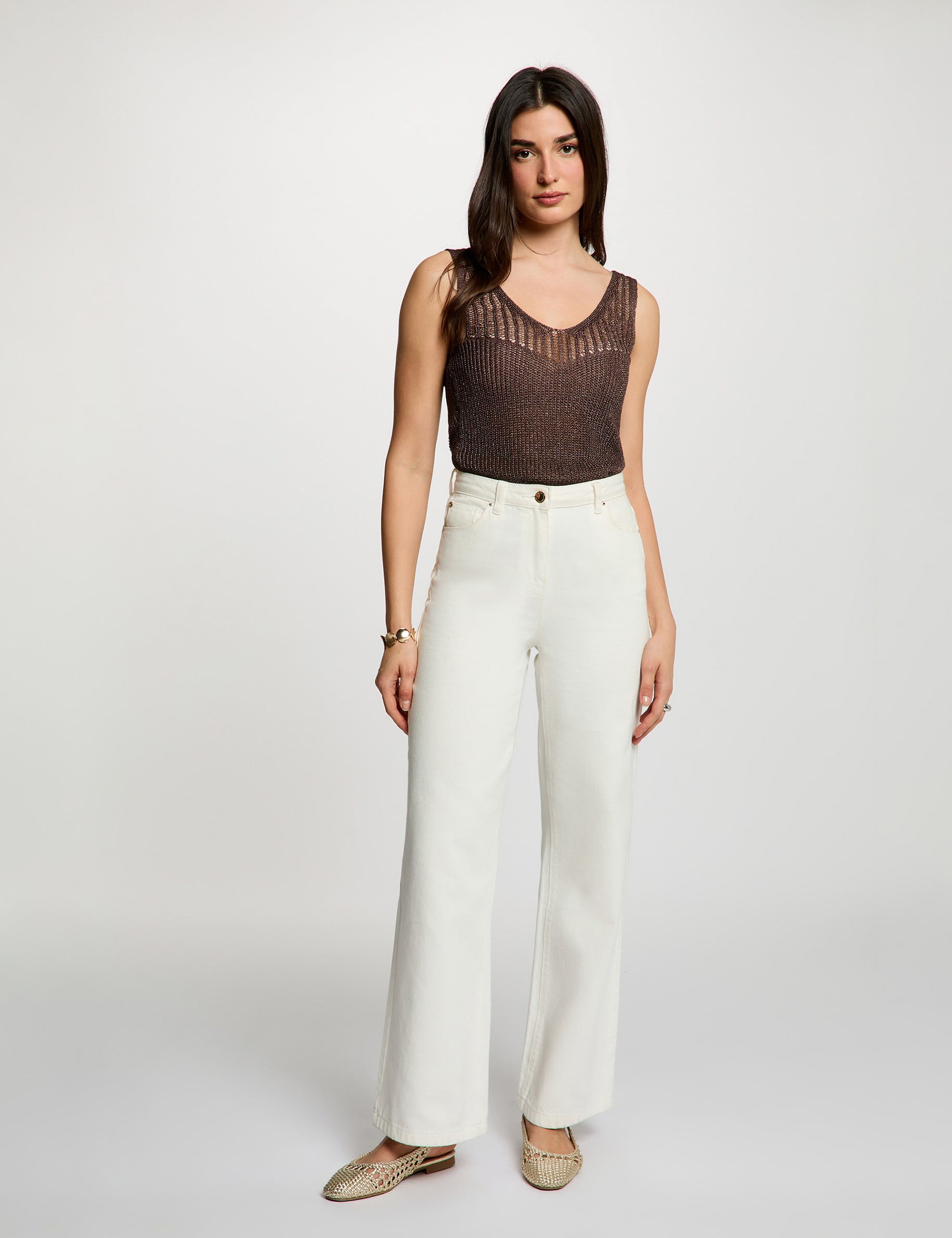 Getailleerde V-hals tanktop donker bruin vrouw