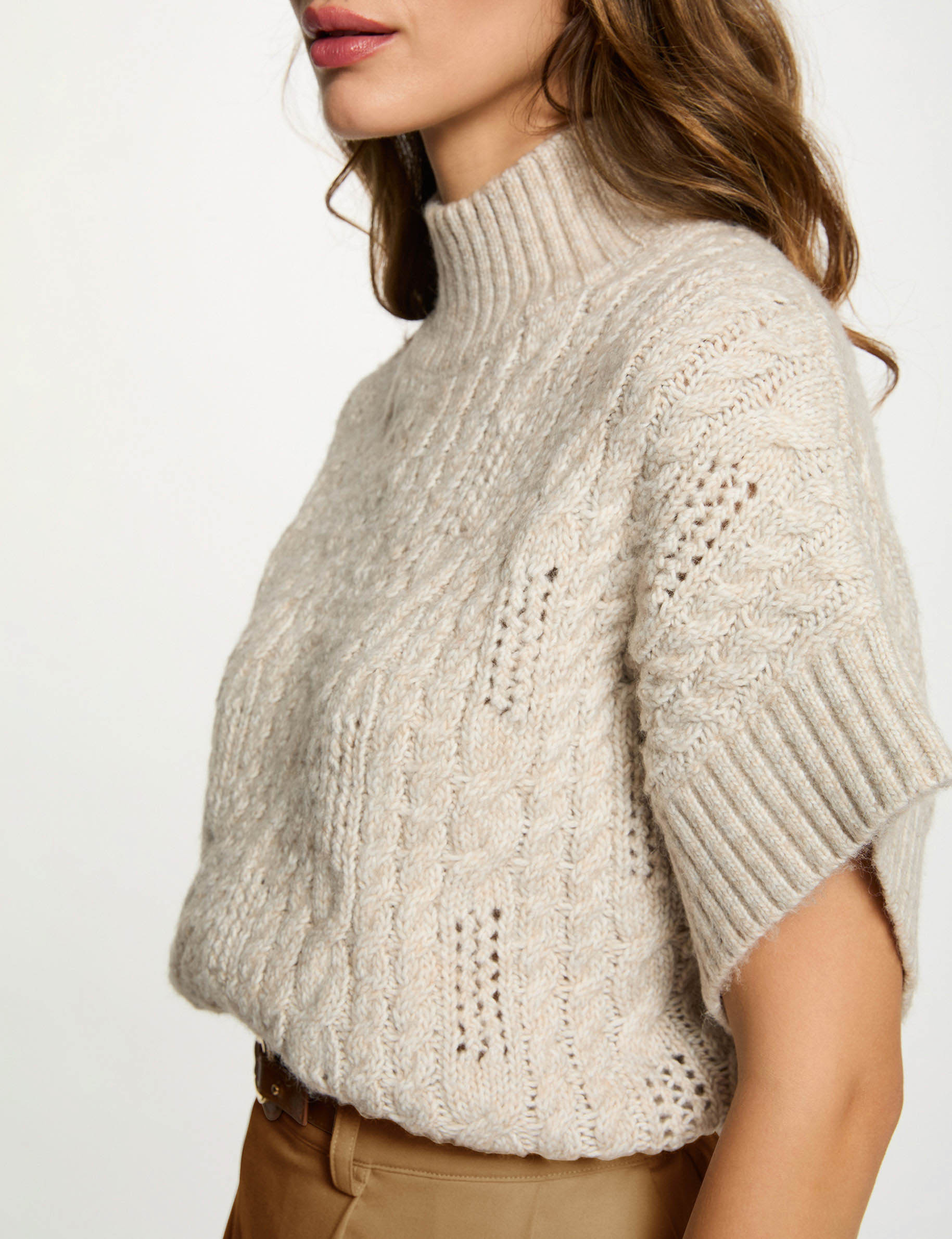 Korte trui met opstaande kraag beige vrouw