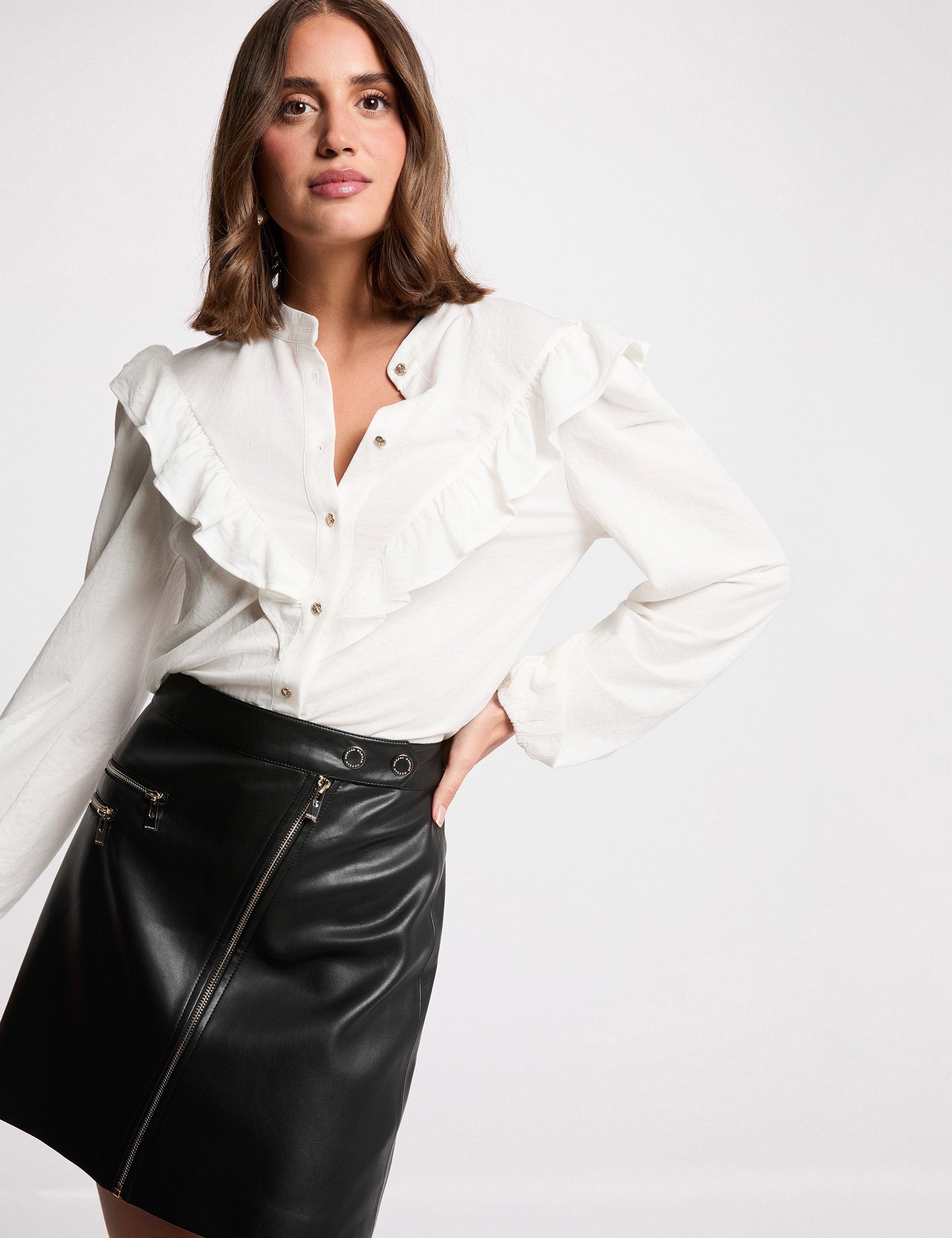 Nauwsluitende korte rok zwart vrouw