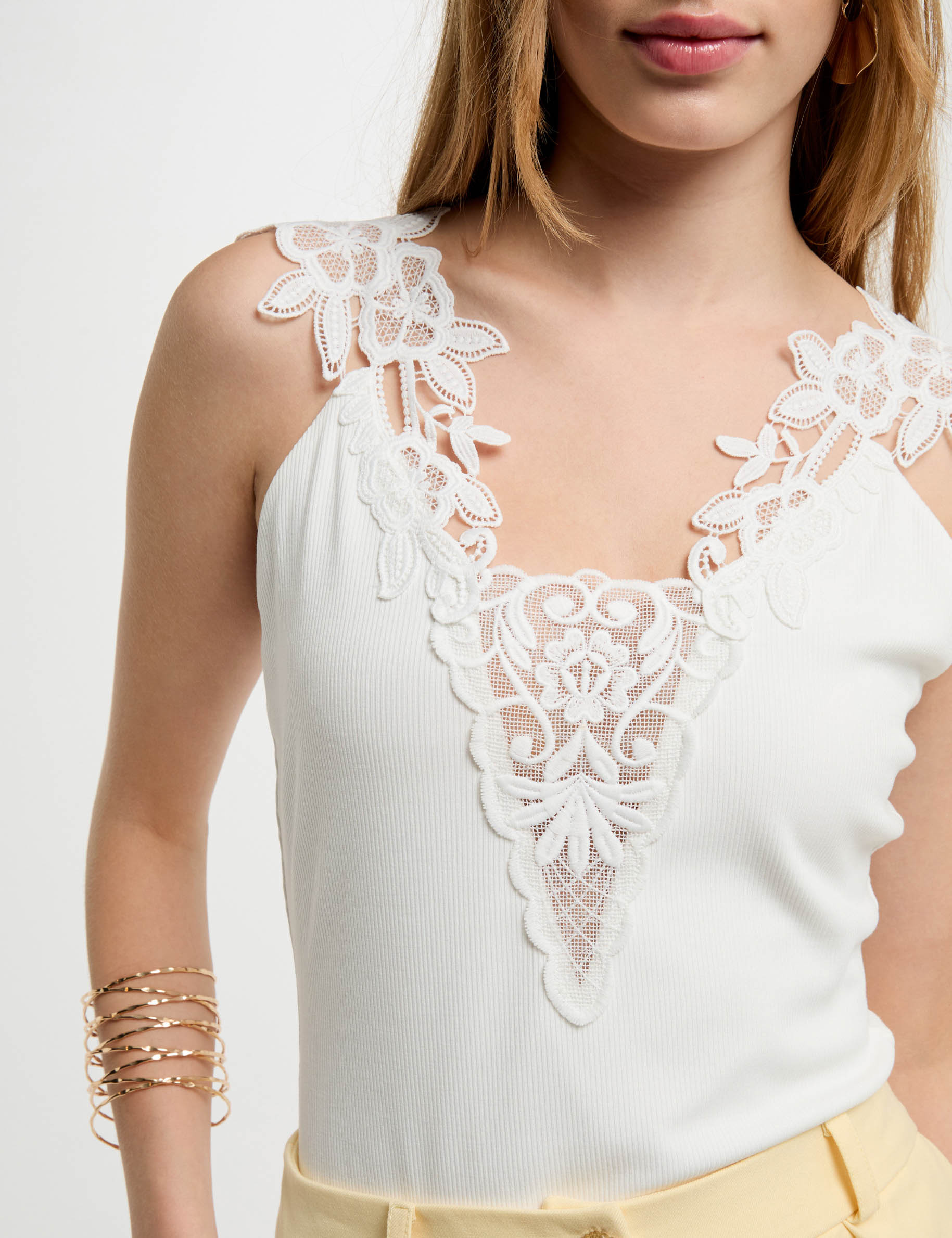 tanktop met fijne bandjes helder wit vrouw Tanktop met fijne bandjes helder wit vrouw