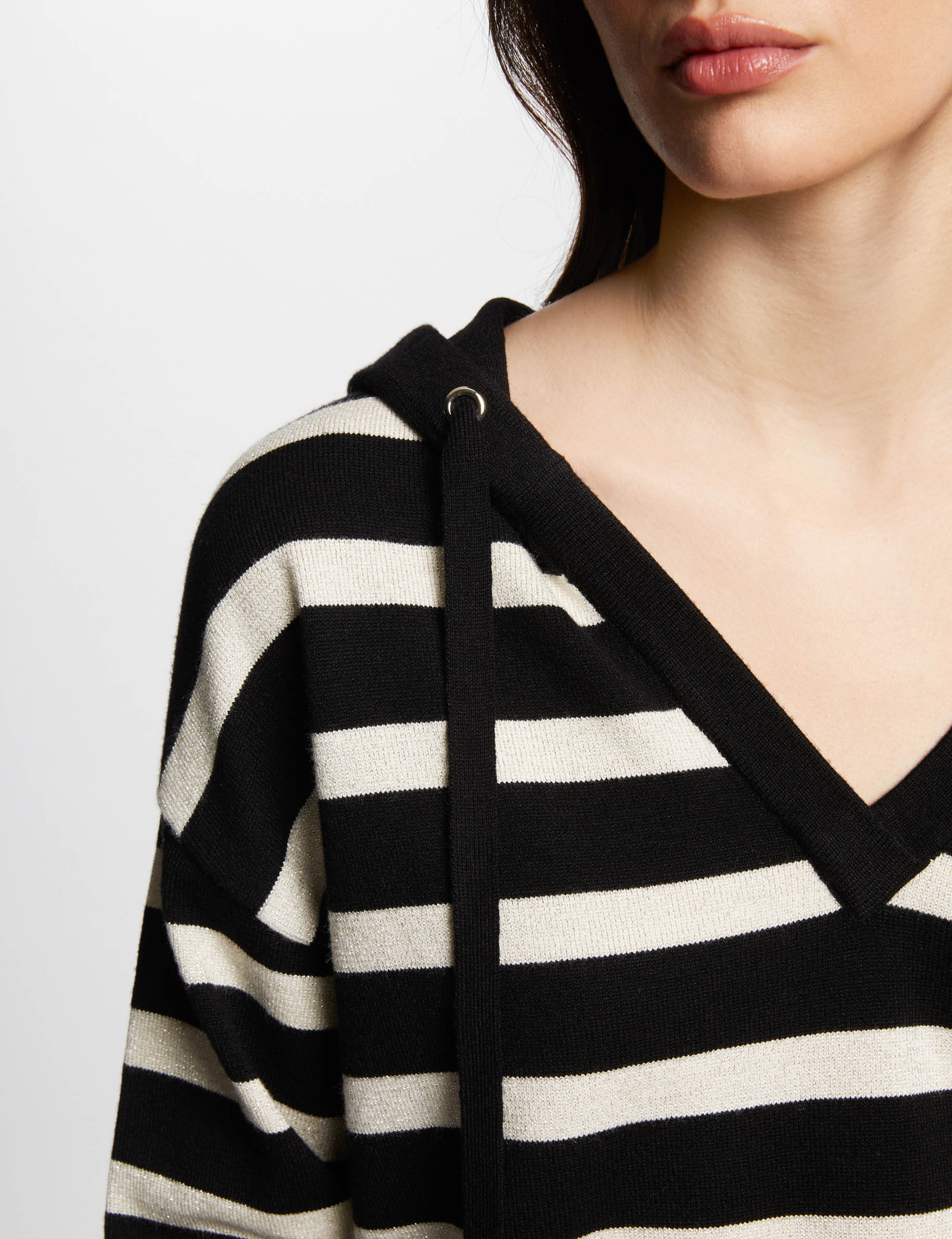 pull col en v a capuche noir femme Pull col en V à capuche noir femme