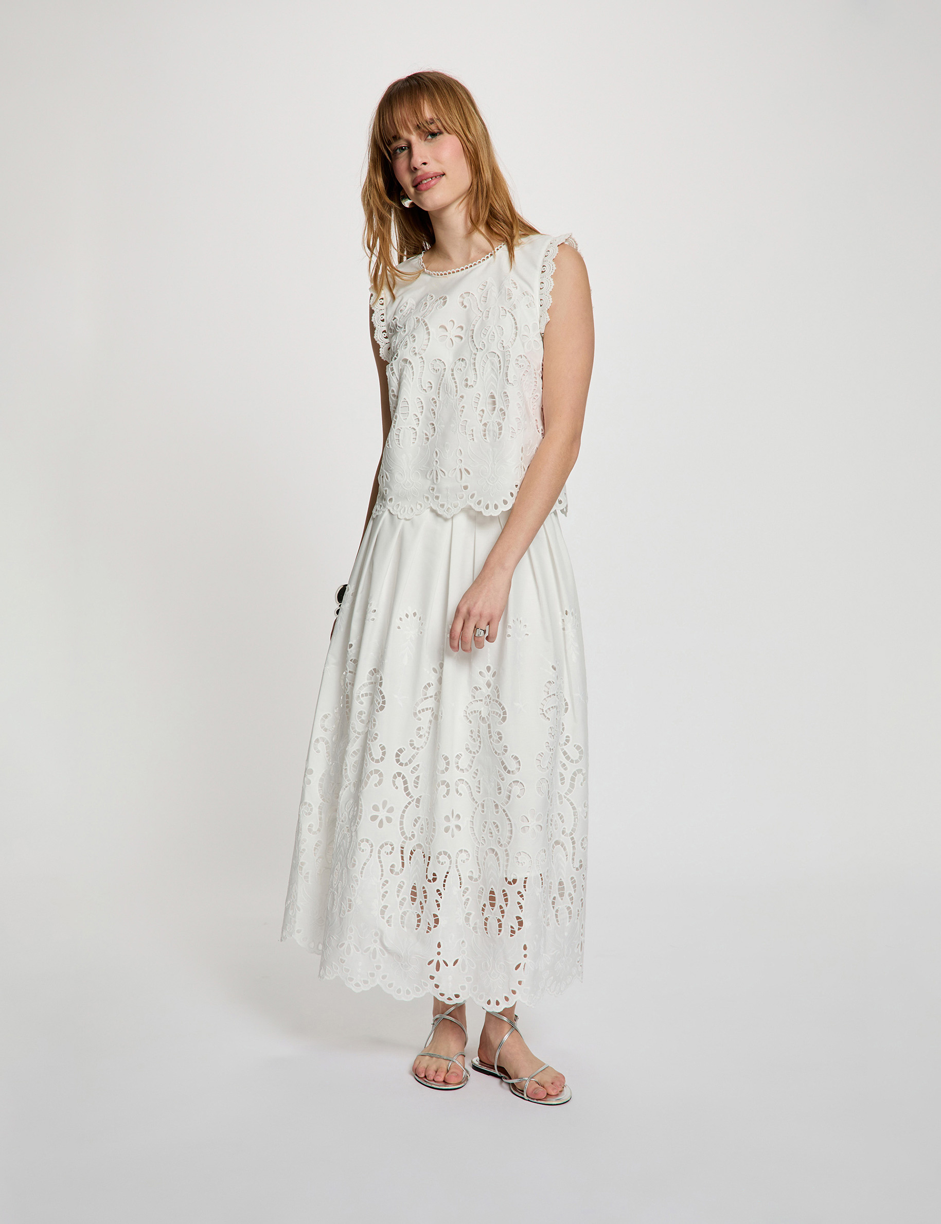 Lange, uitlopende rok helder wit vrouw