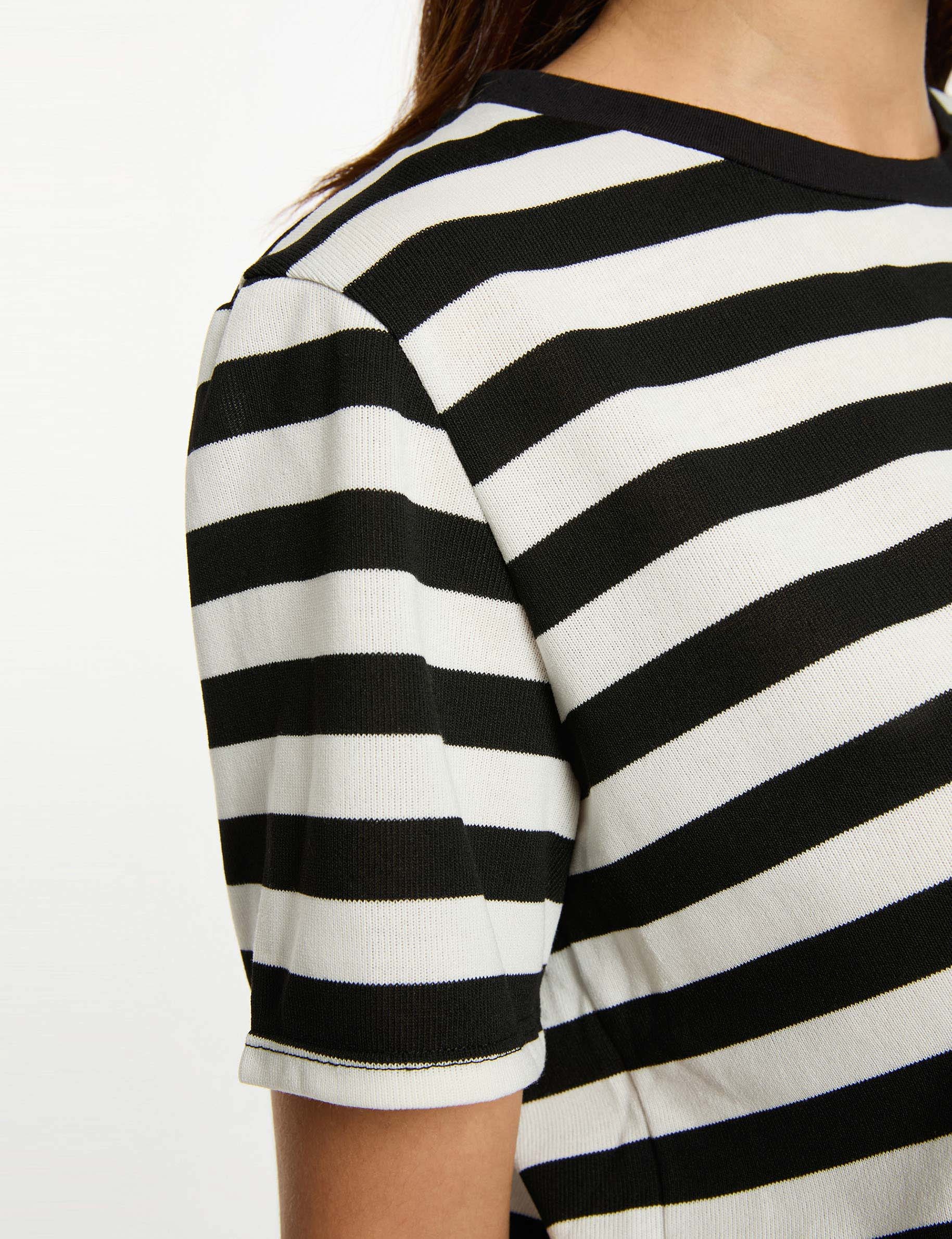 Gestreept cropped T-shirt helder wit vrouw