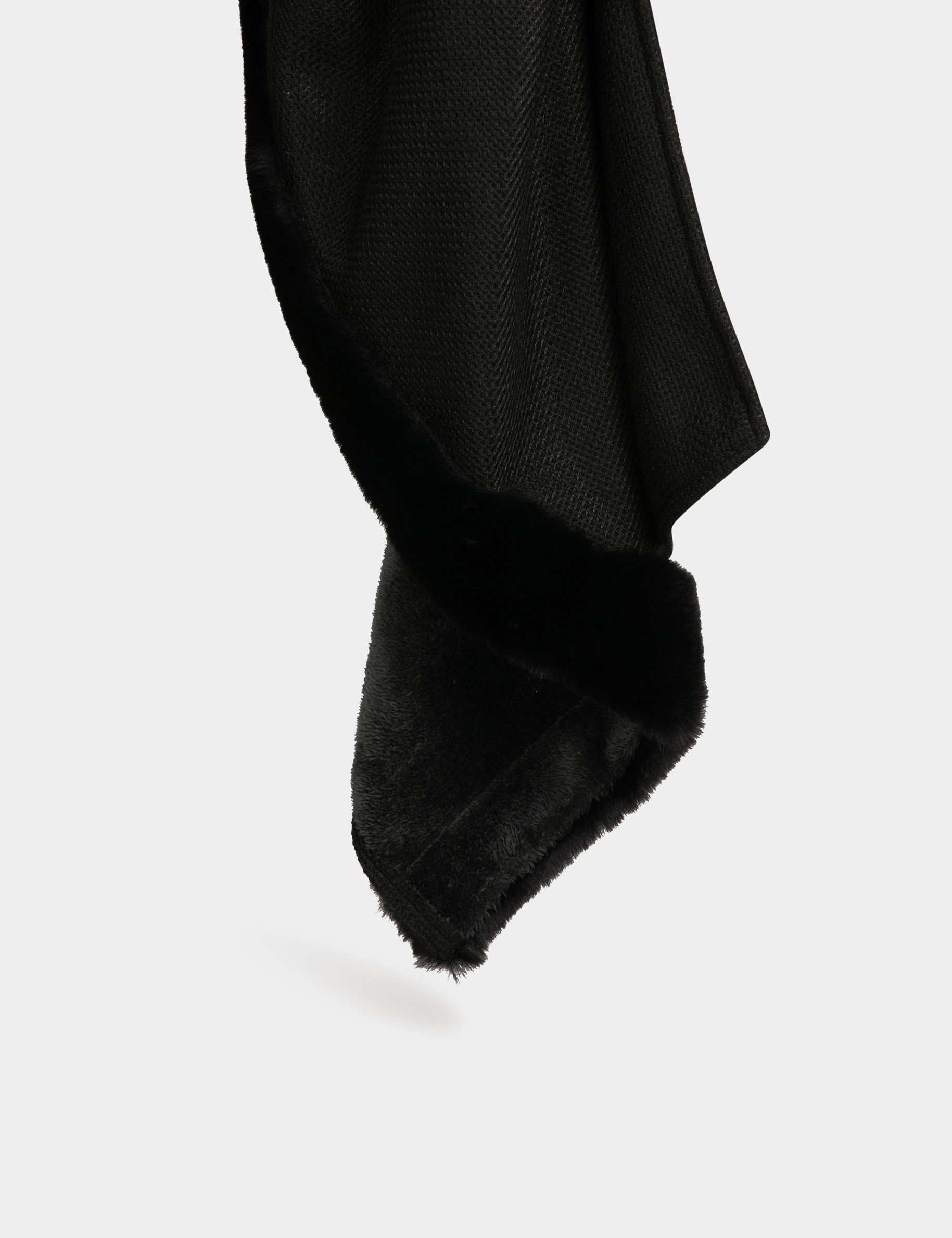 cape met details van imitatiebont zwart vrouw Cape met details van imitatiebont zwart vrouw