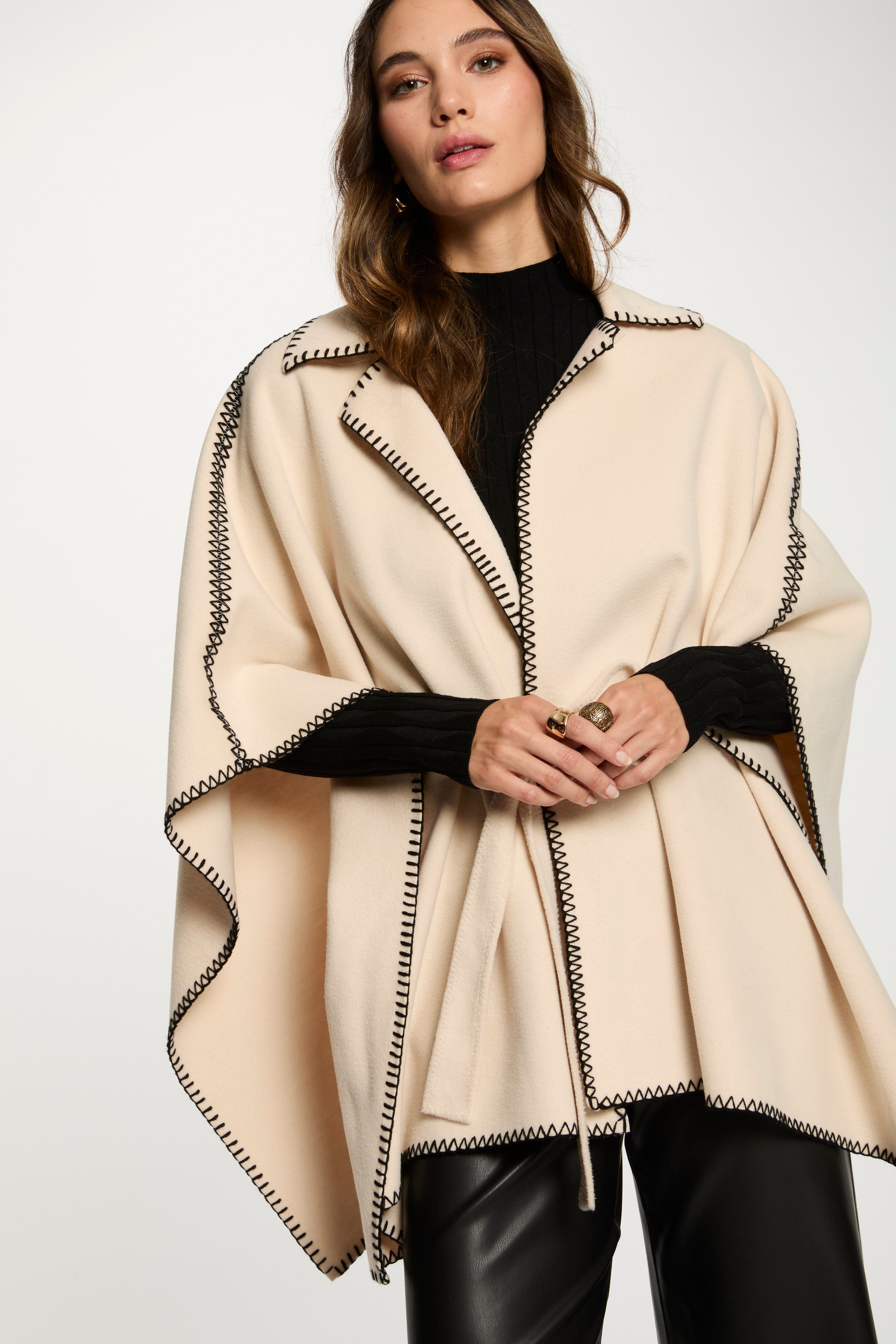 cape met ceintuur ivoor vrouw Cape met ceintuur ivoor vrouw