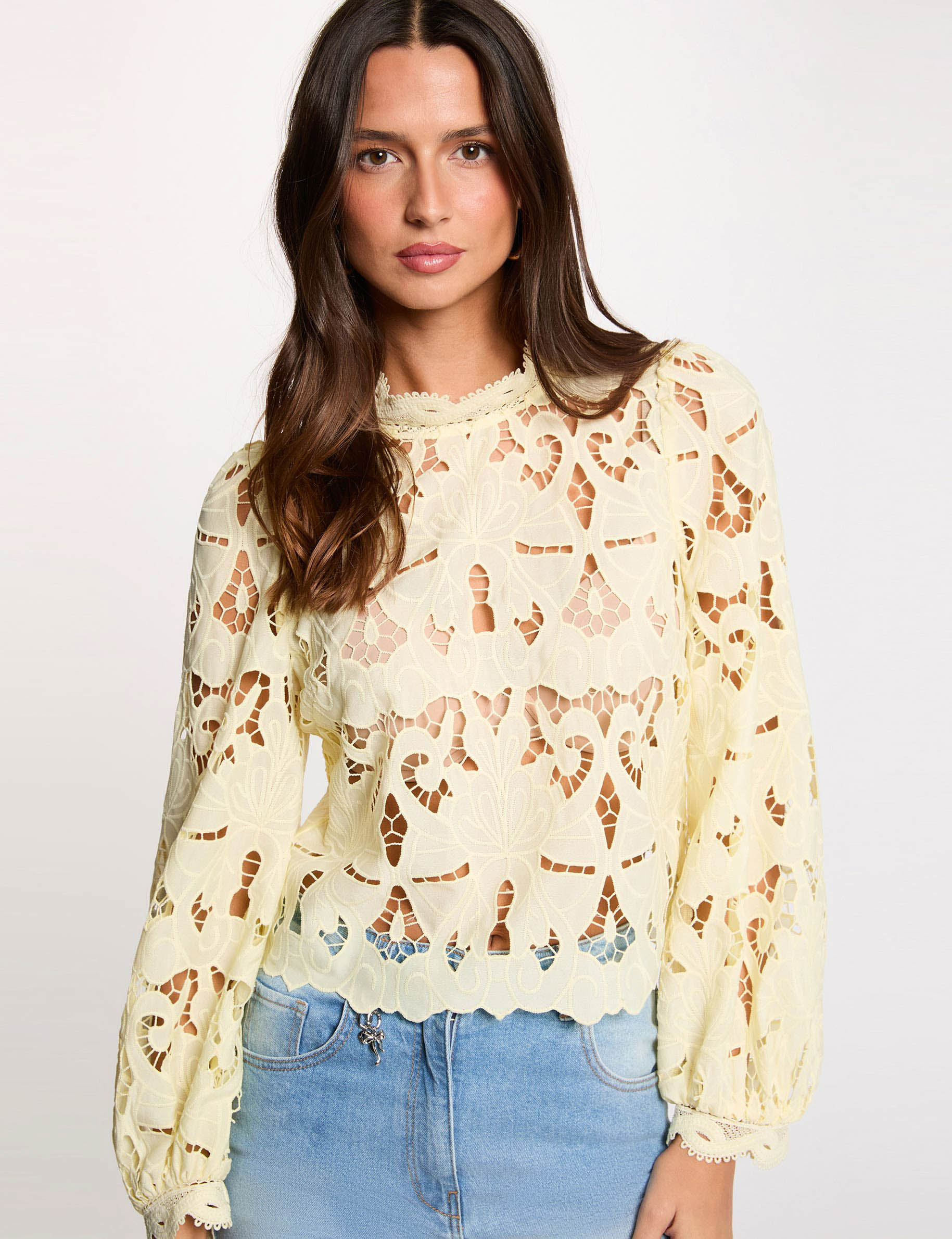 Blouse met borduursel en hoge kraag pastel geel vrouw