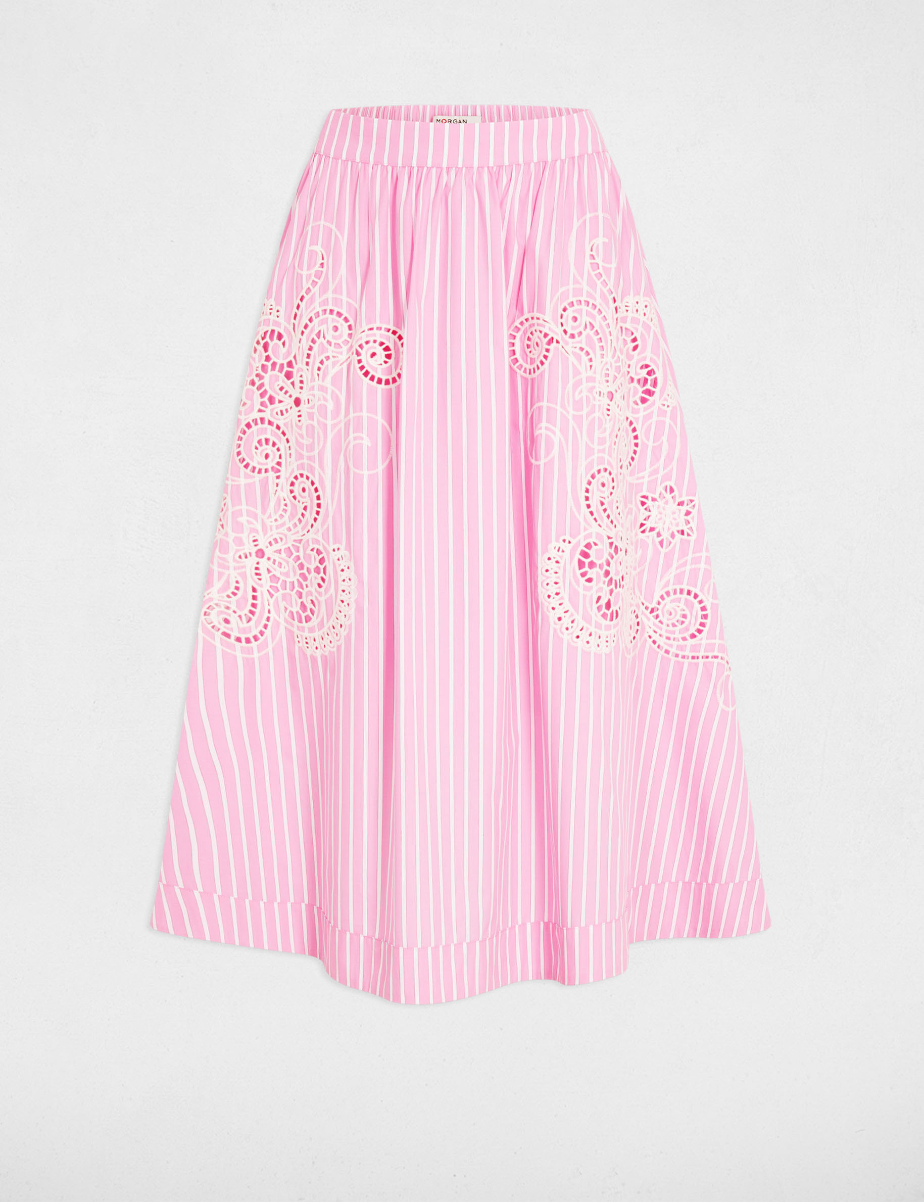 Lange, uitlopende rok roze vrouw