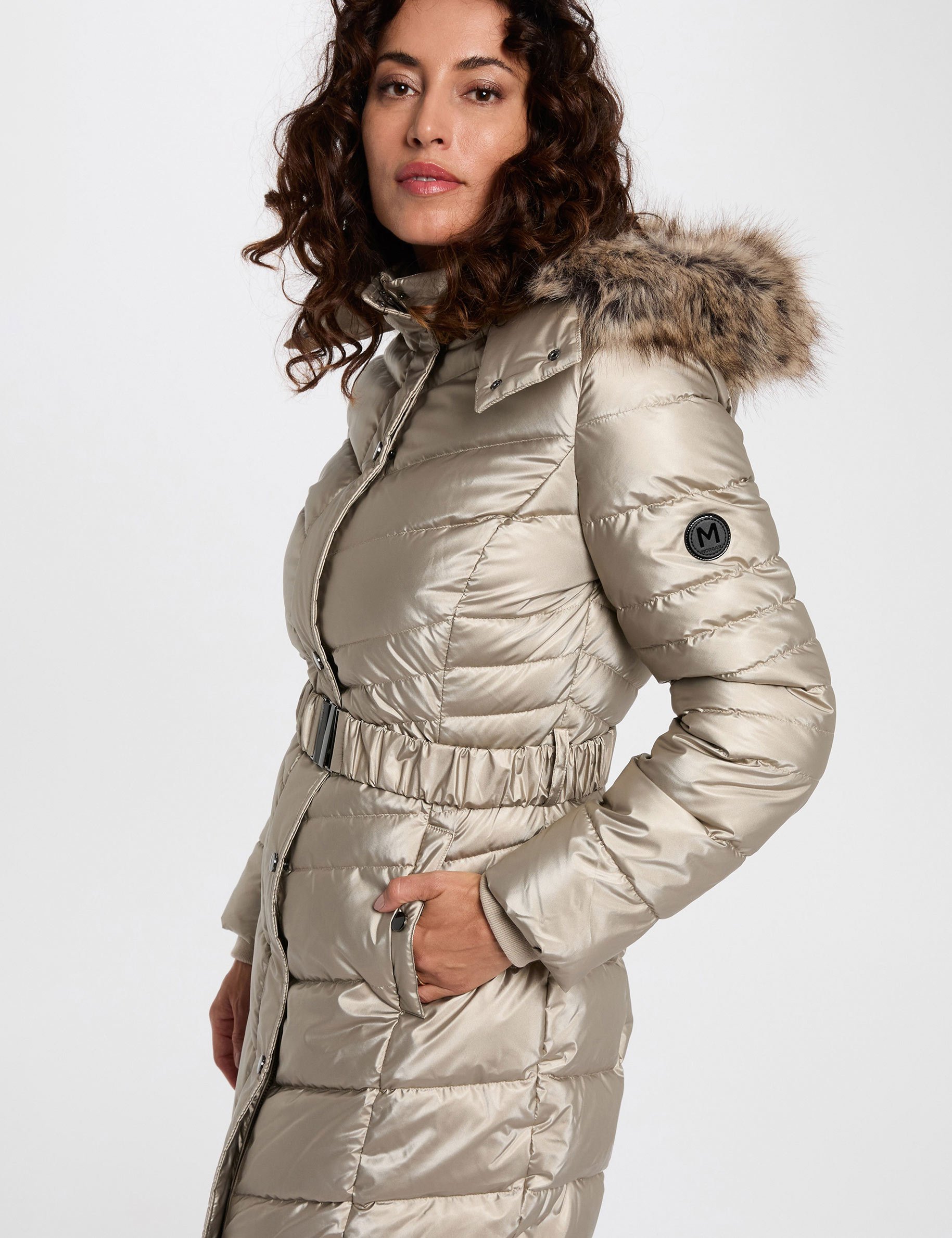getailleerde halflange donsjas goudgeel vrouw Getailleerde halflange donsjas goudgeel vrouw