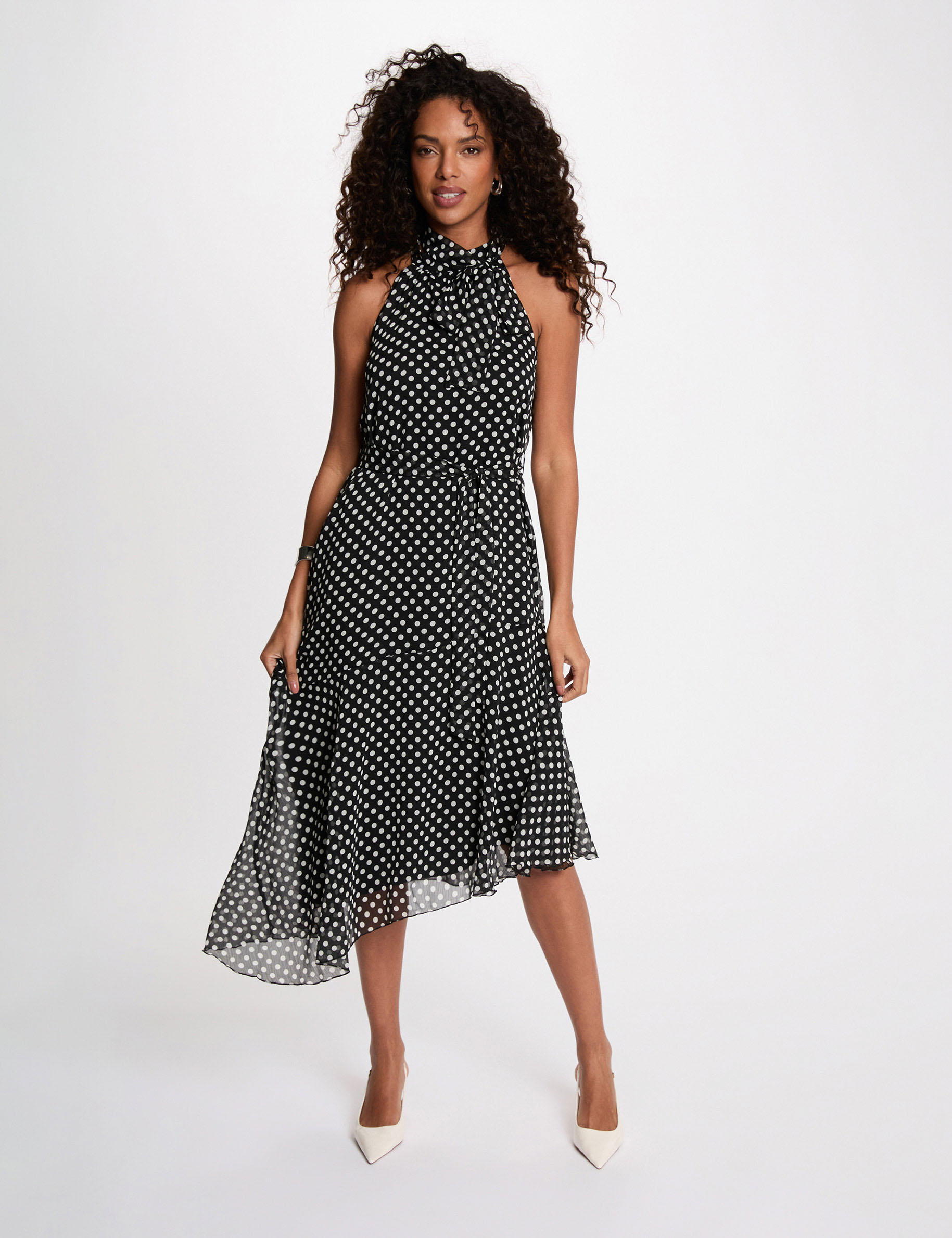 Vloeiende jurk met hoge kraag zwart vrouw