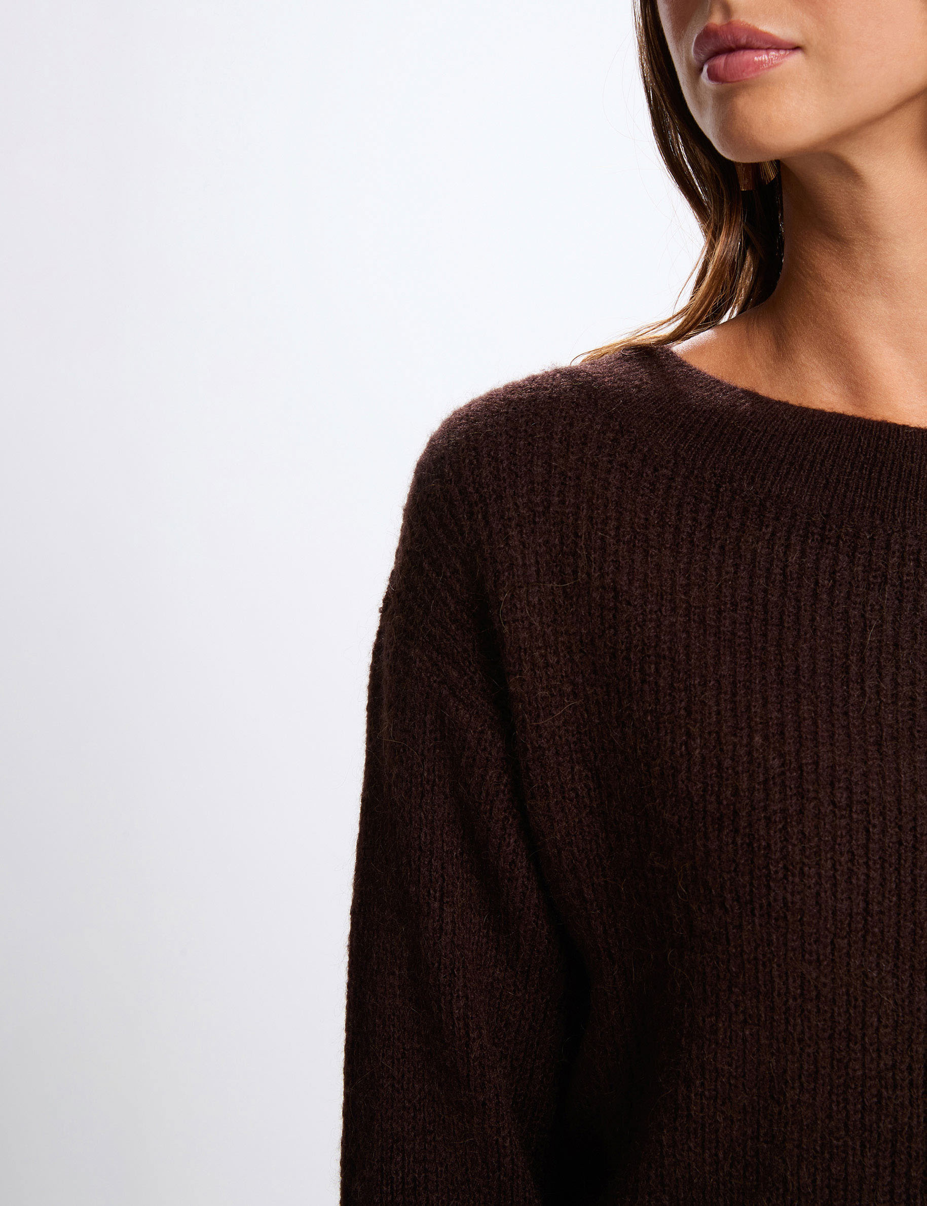 Ronde hals trui donker bruin vrouw