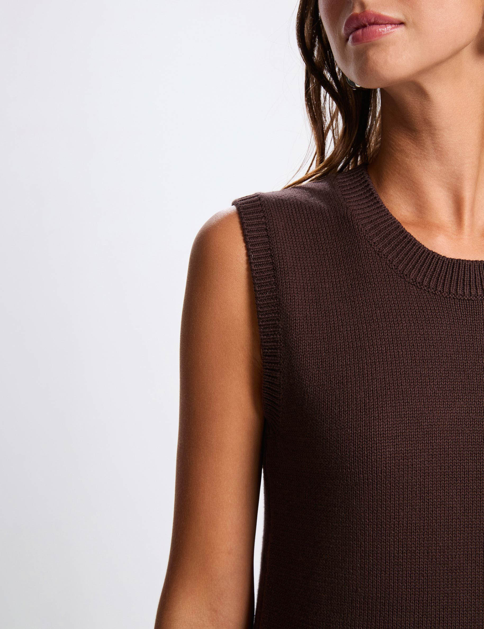 Pull sans manches marron foncé femme
