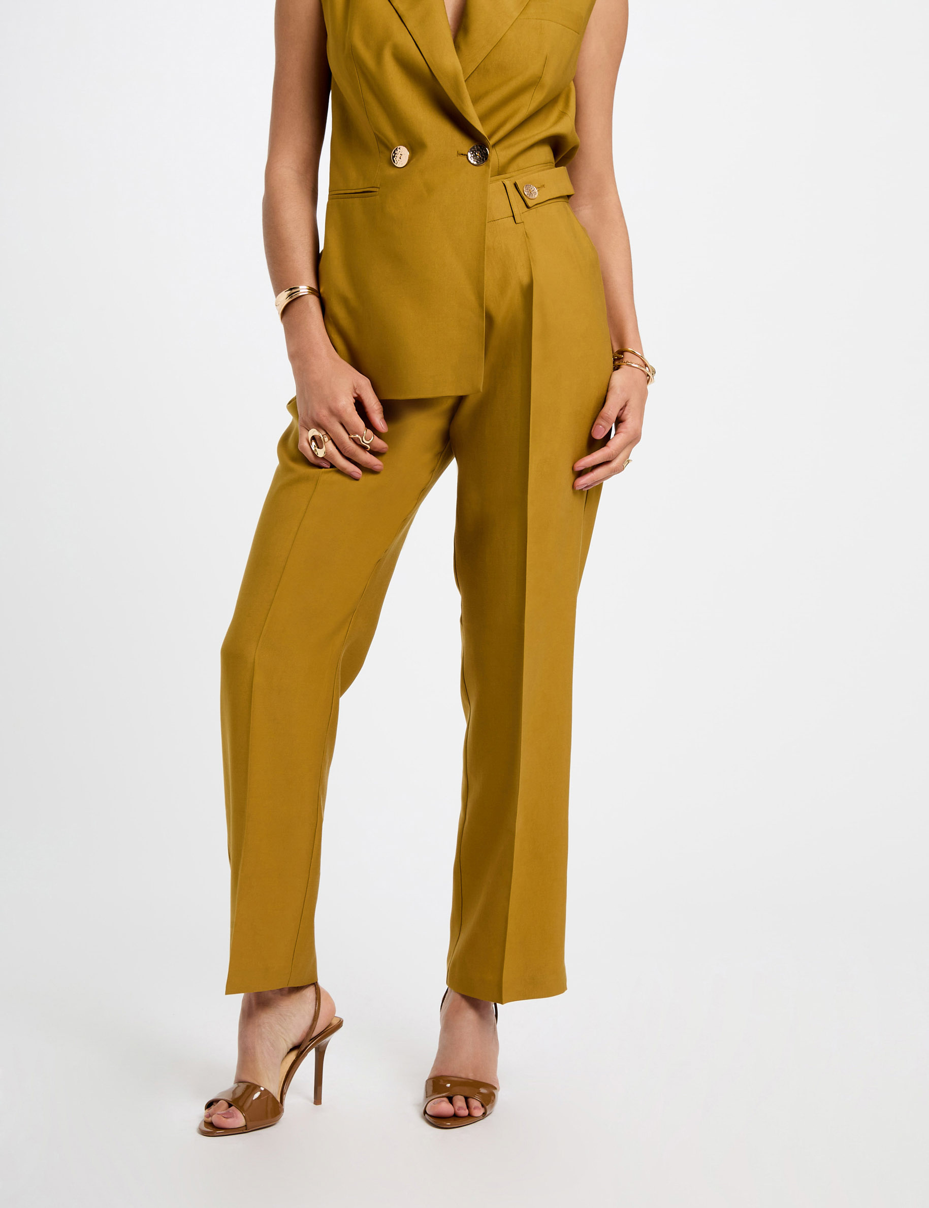 carrot fit broek met plooien brons vrouw Carrot fit broek met plooien brons vrouw