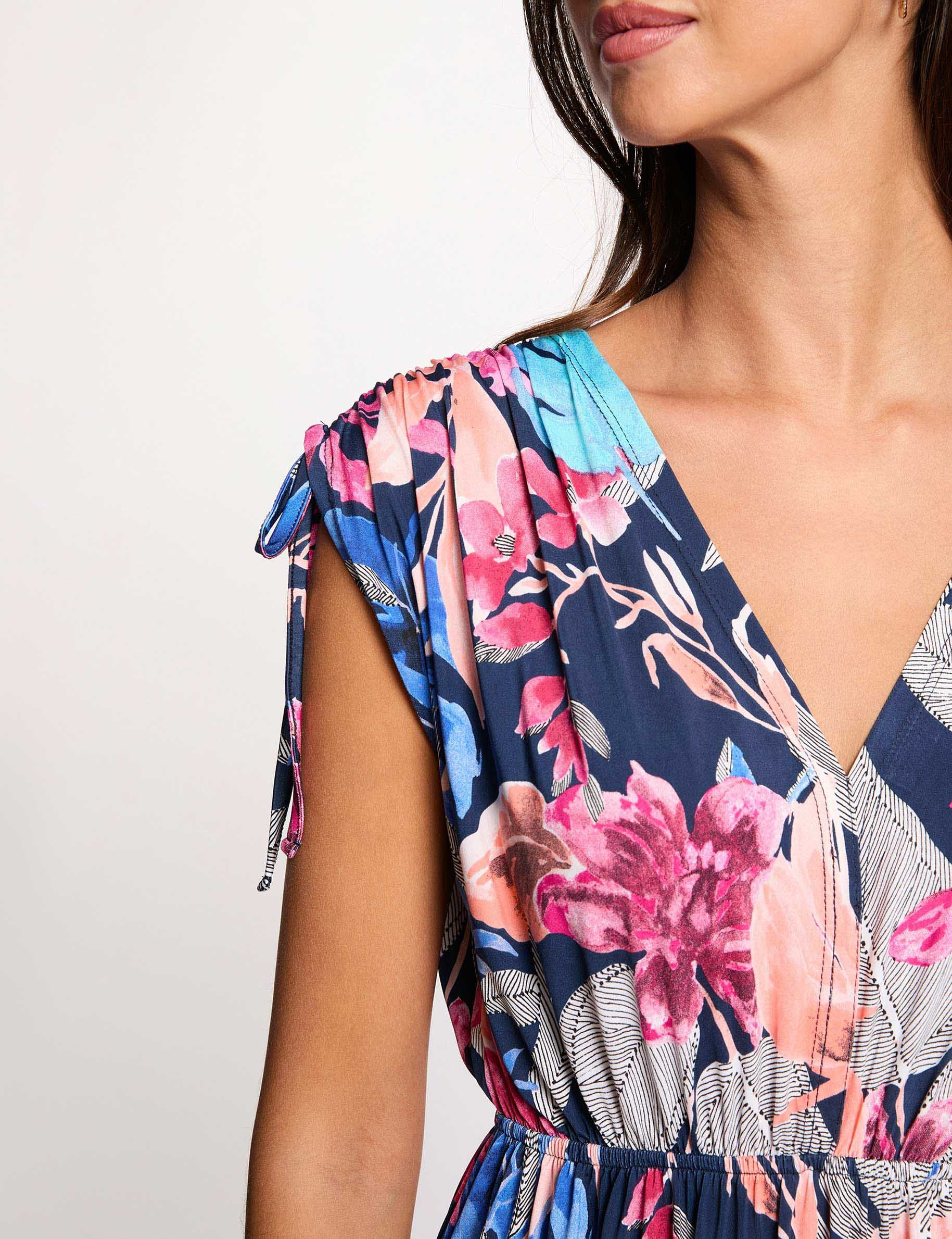 Lange jurk met decollet&eacute; meerkleurig vrouw