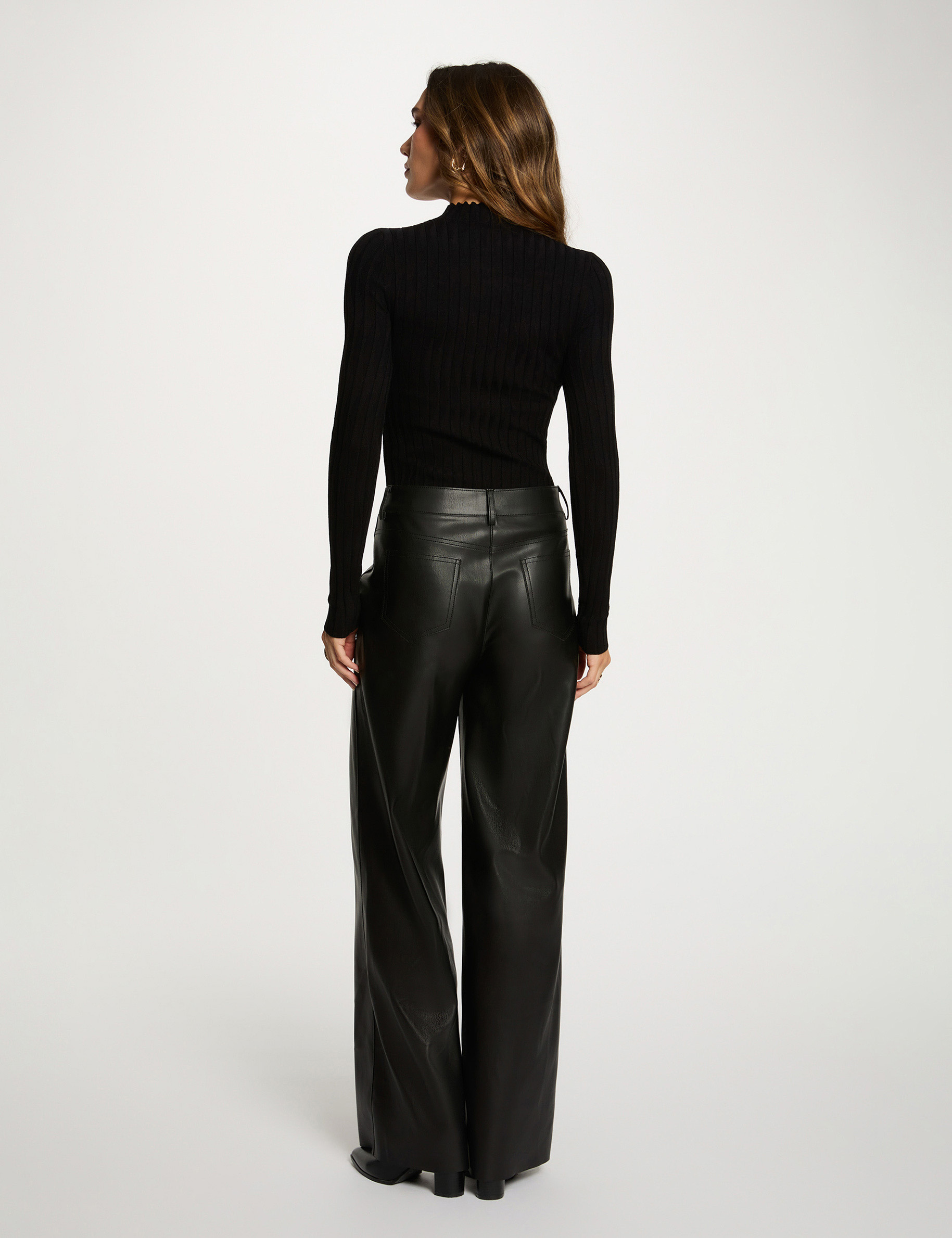 Pull cintr&eacute; col montant noir femme
