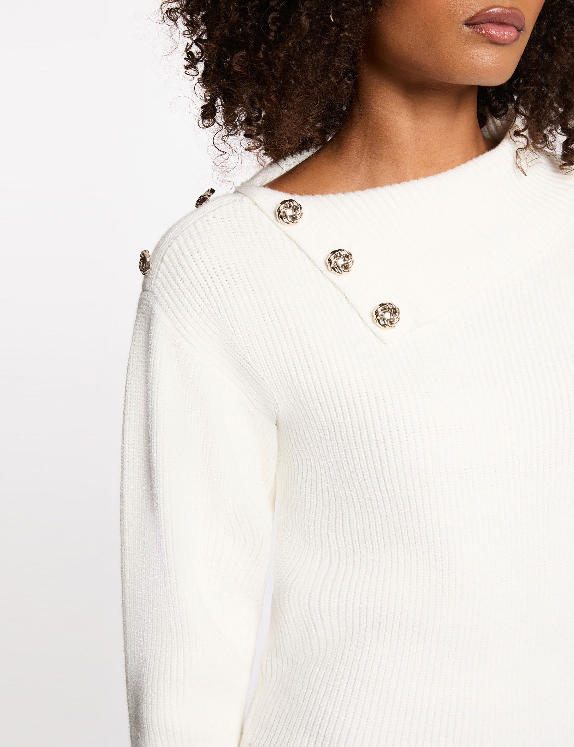 Getailleerde korte jurk helder wit vrouw