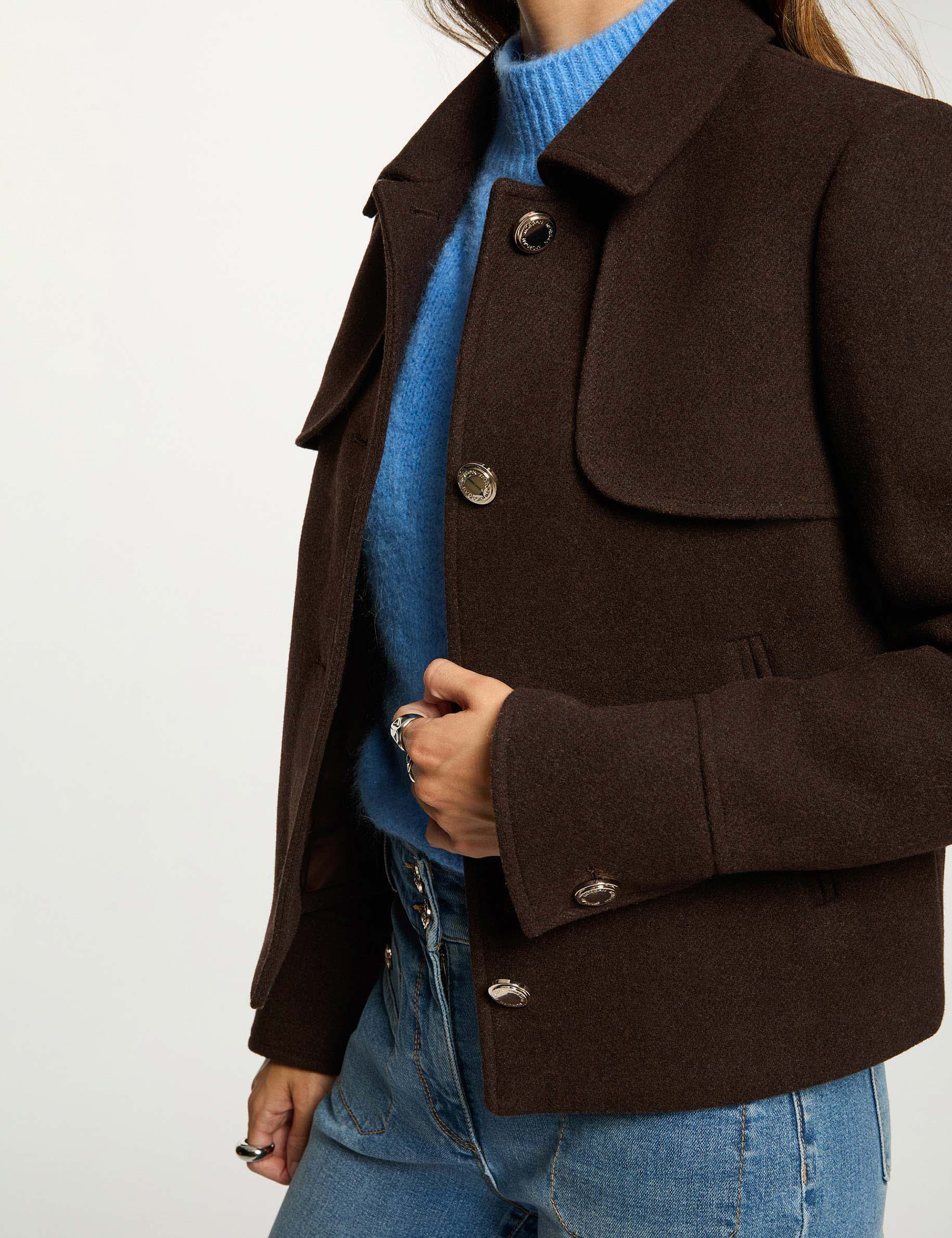 Manteau court boutonné marron foncé femme
