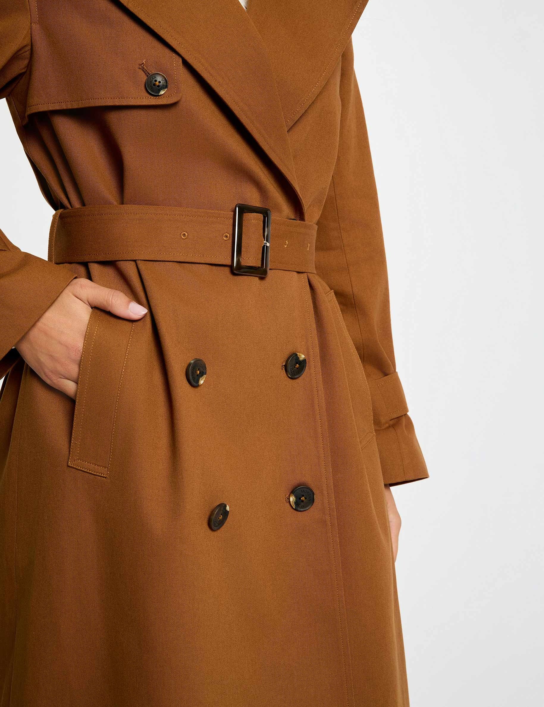 Lange trench met reverskraag cognacbruin vrouw