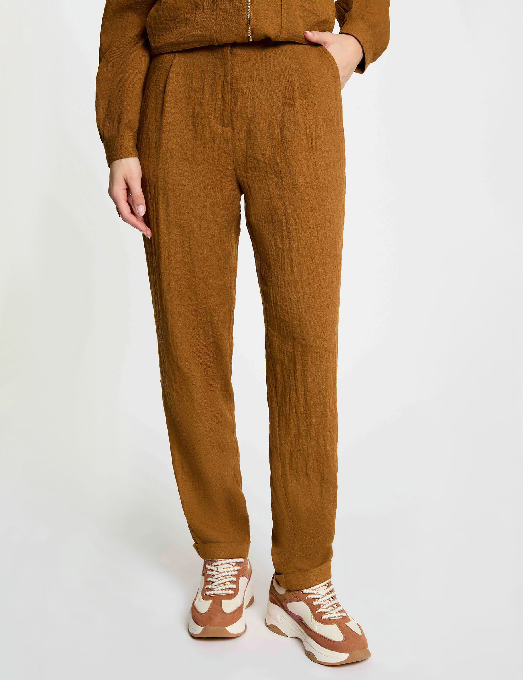 Hoog taille broek met carrot fit camel vrouw