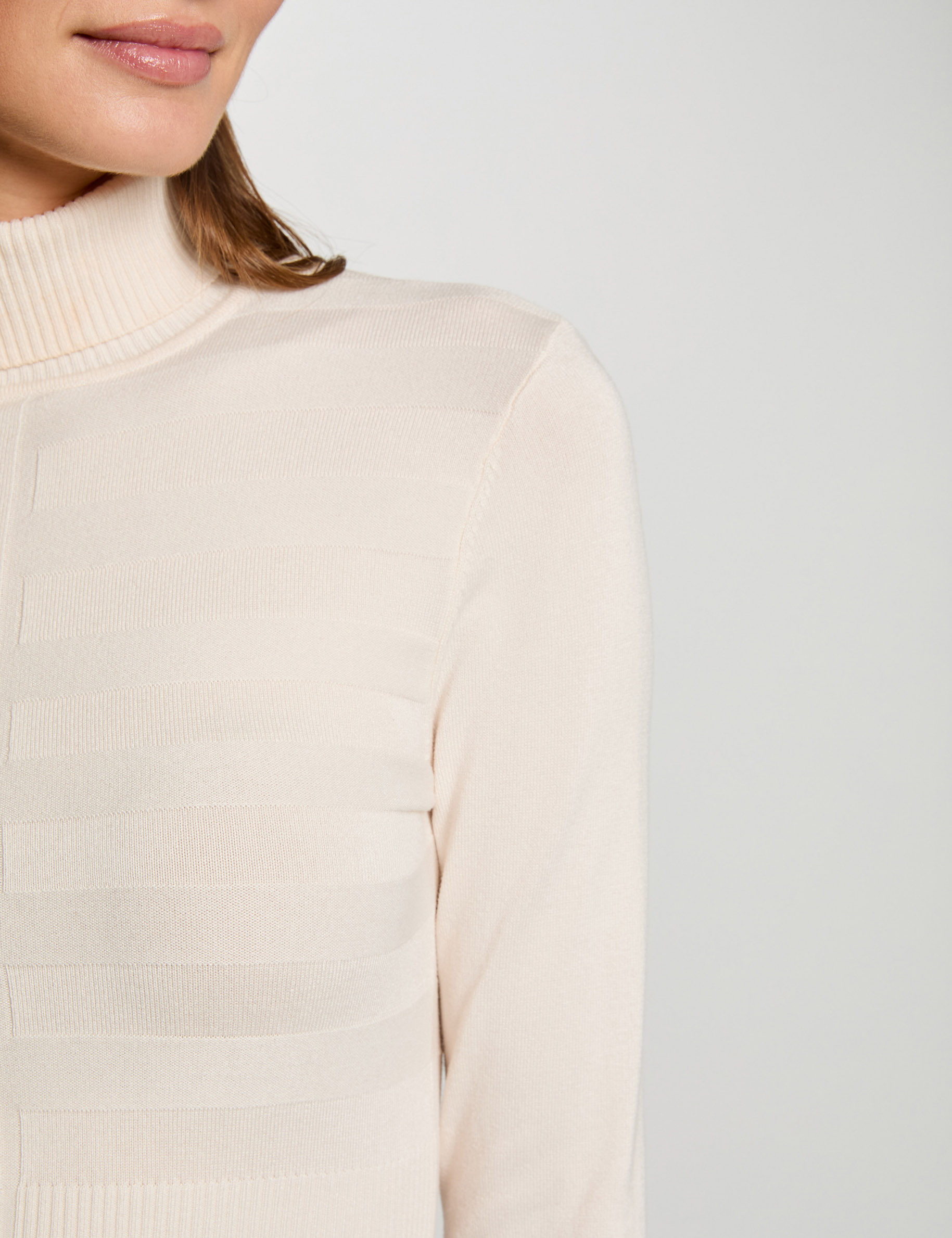 Pull col roul&eacute; cintr&eacute; ivoire femme