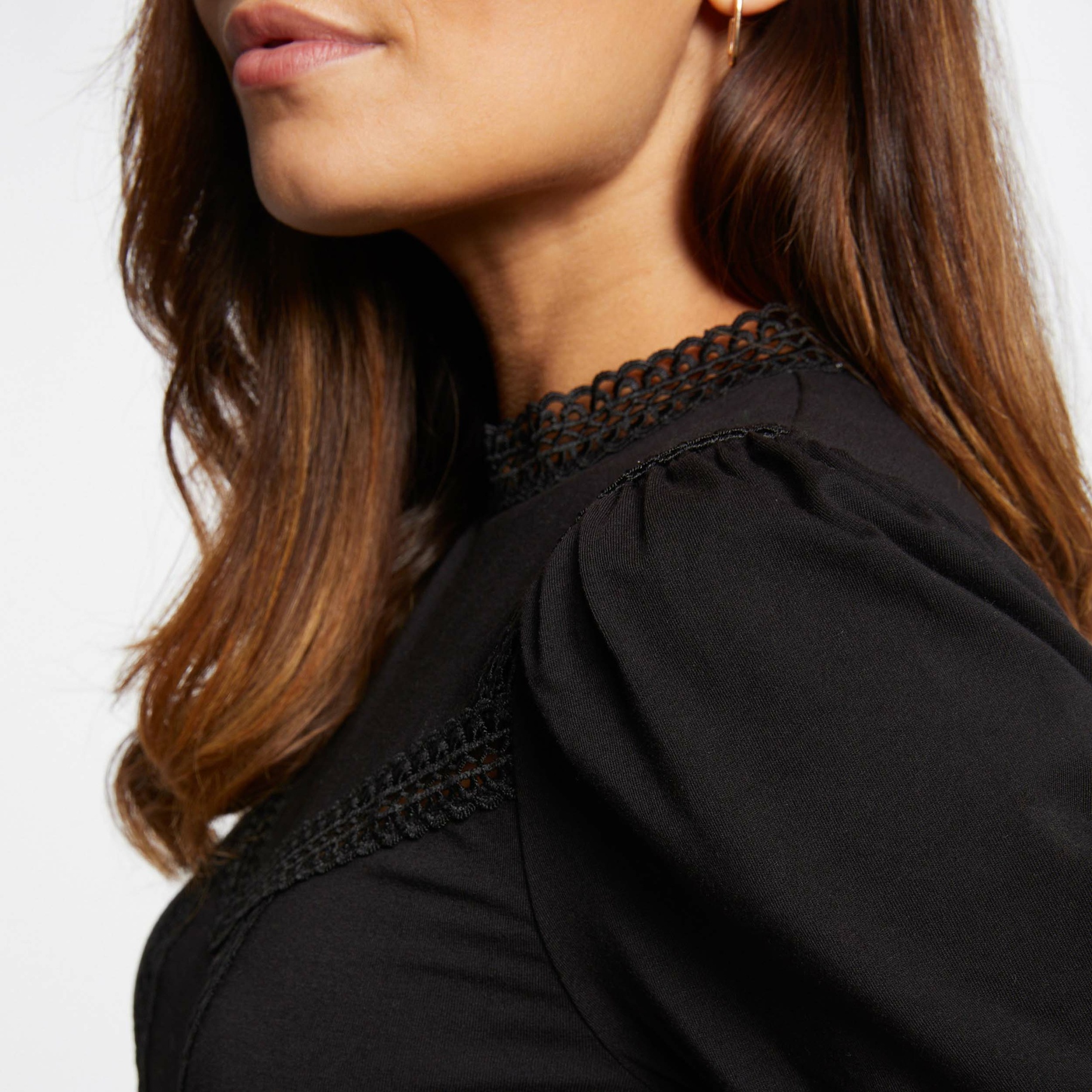 T-shirt met korte mouwen en hoge hals zwart vrouw