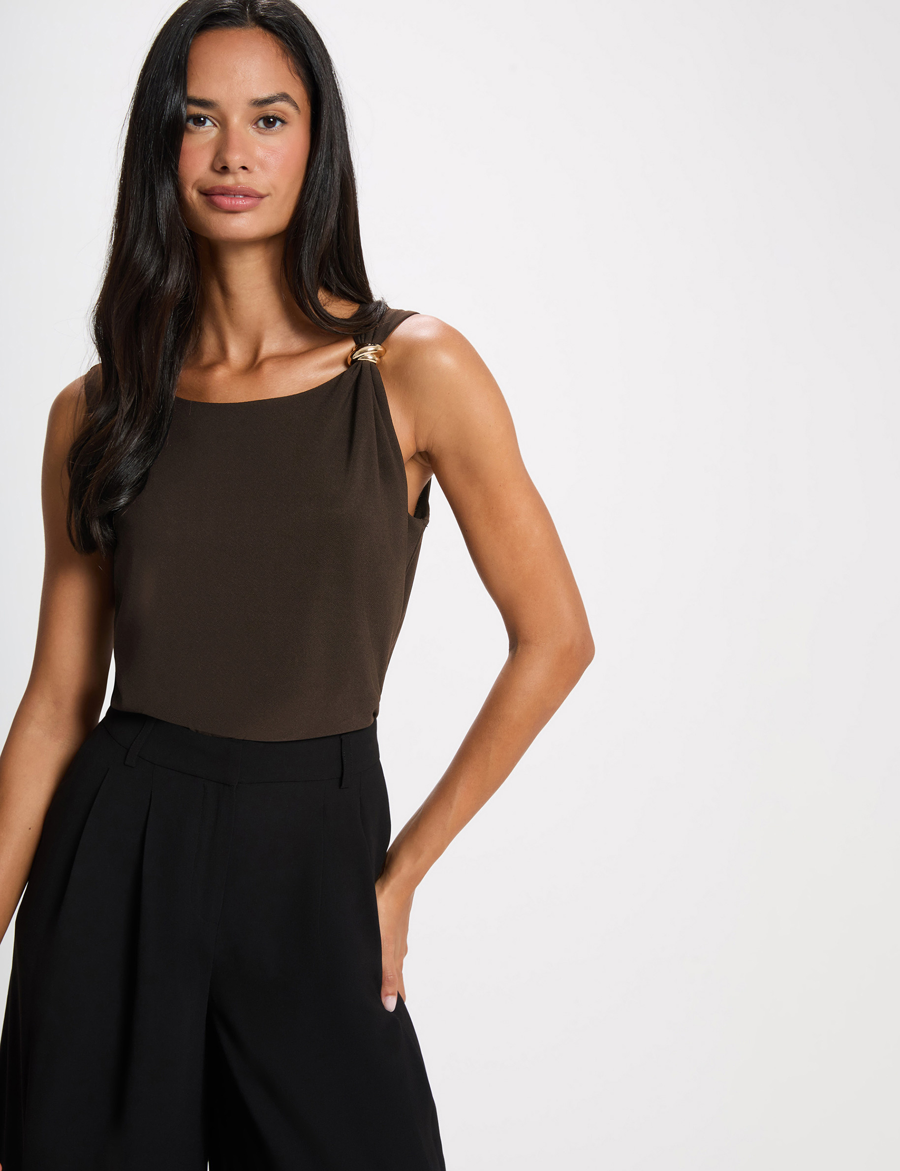 Asymmetrisch T-shirt met sieraad donker bruin vrouw
