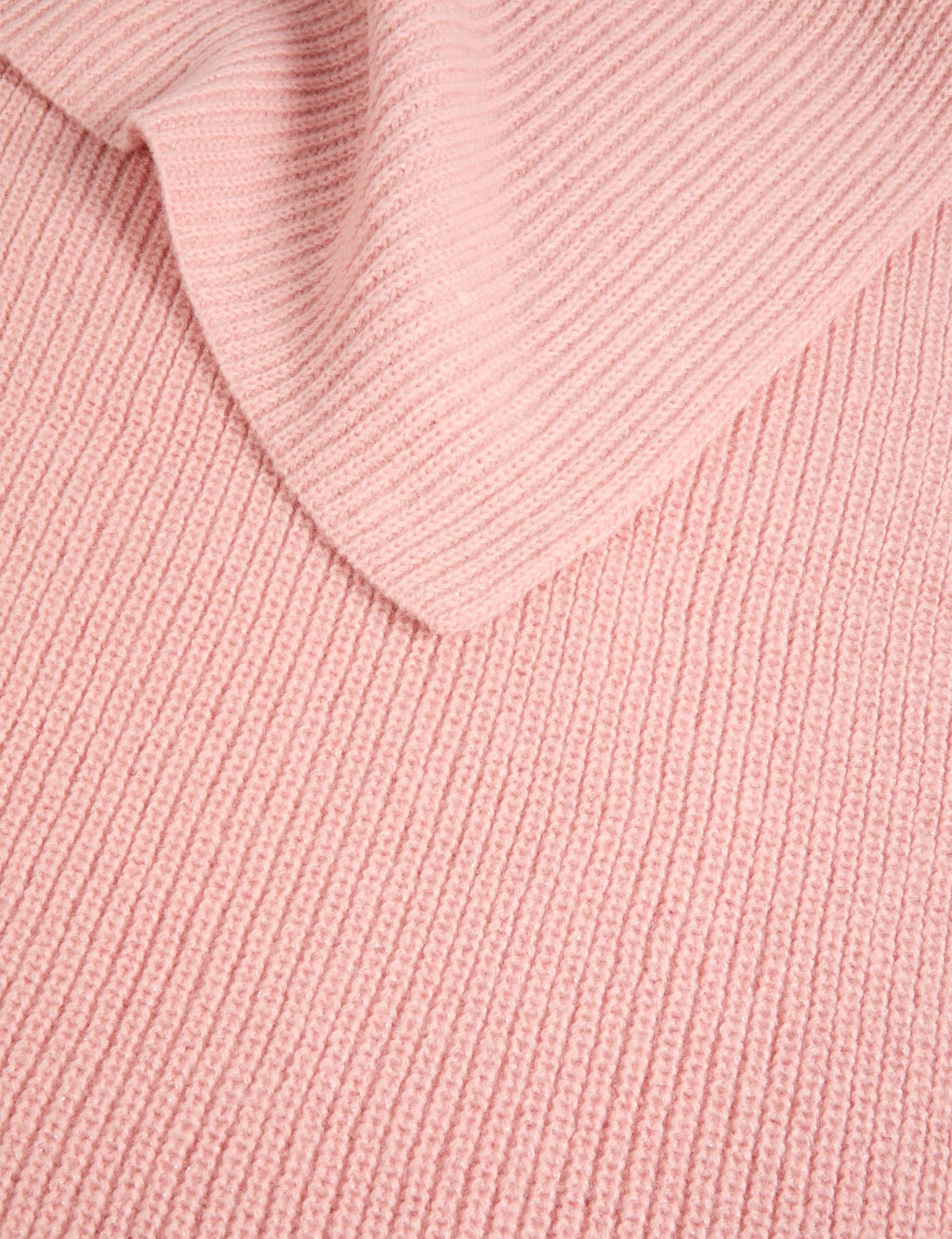 Gebreide sjaal poeder roze vrouw