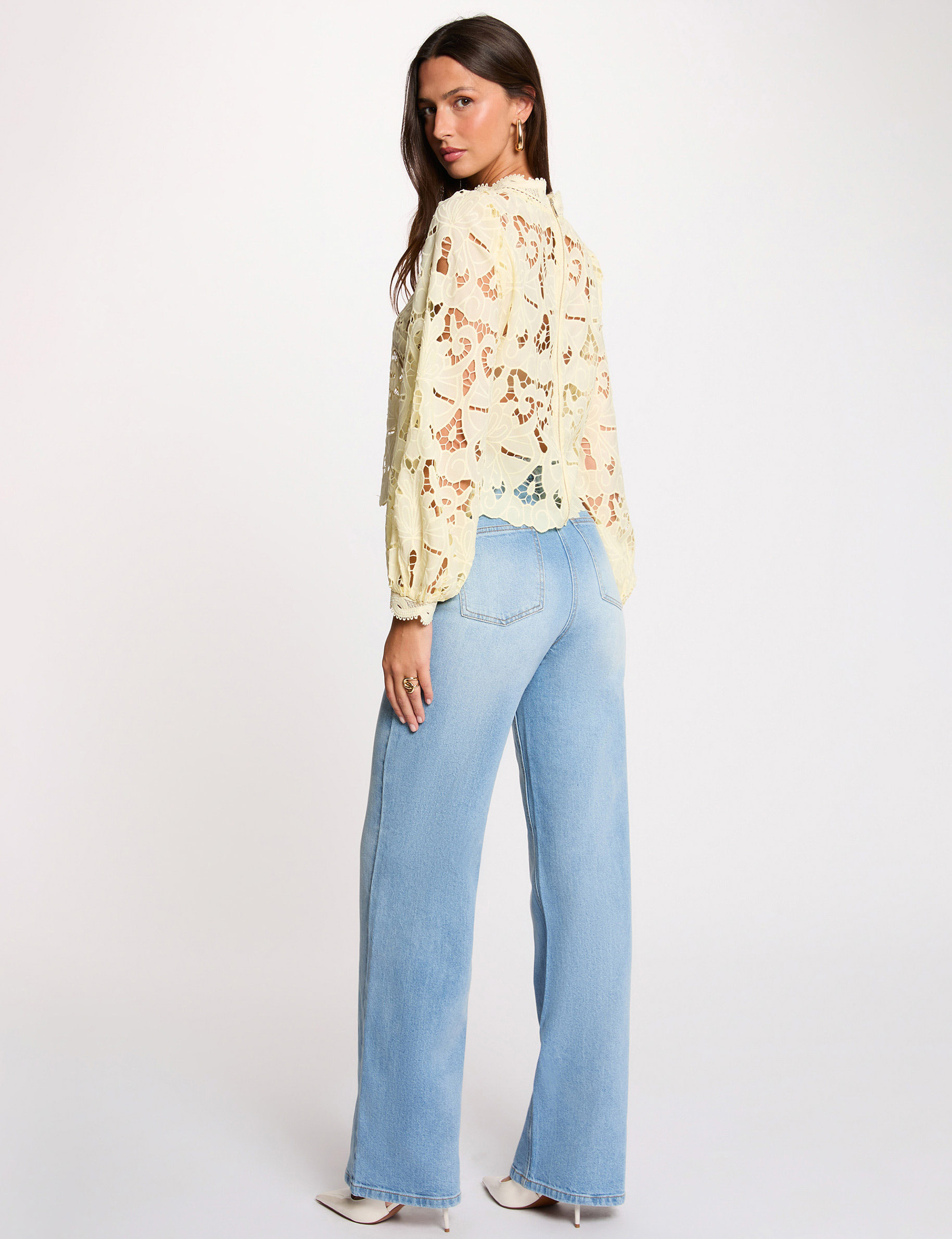 Blouse met borduursel en hoge kraag pastel geel vrouw