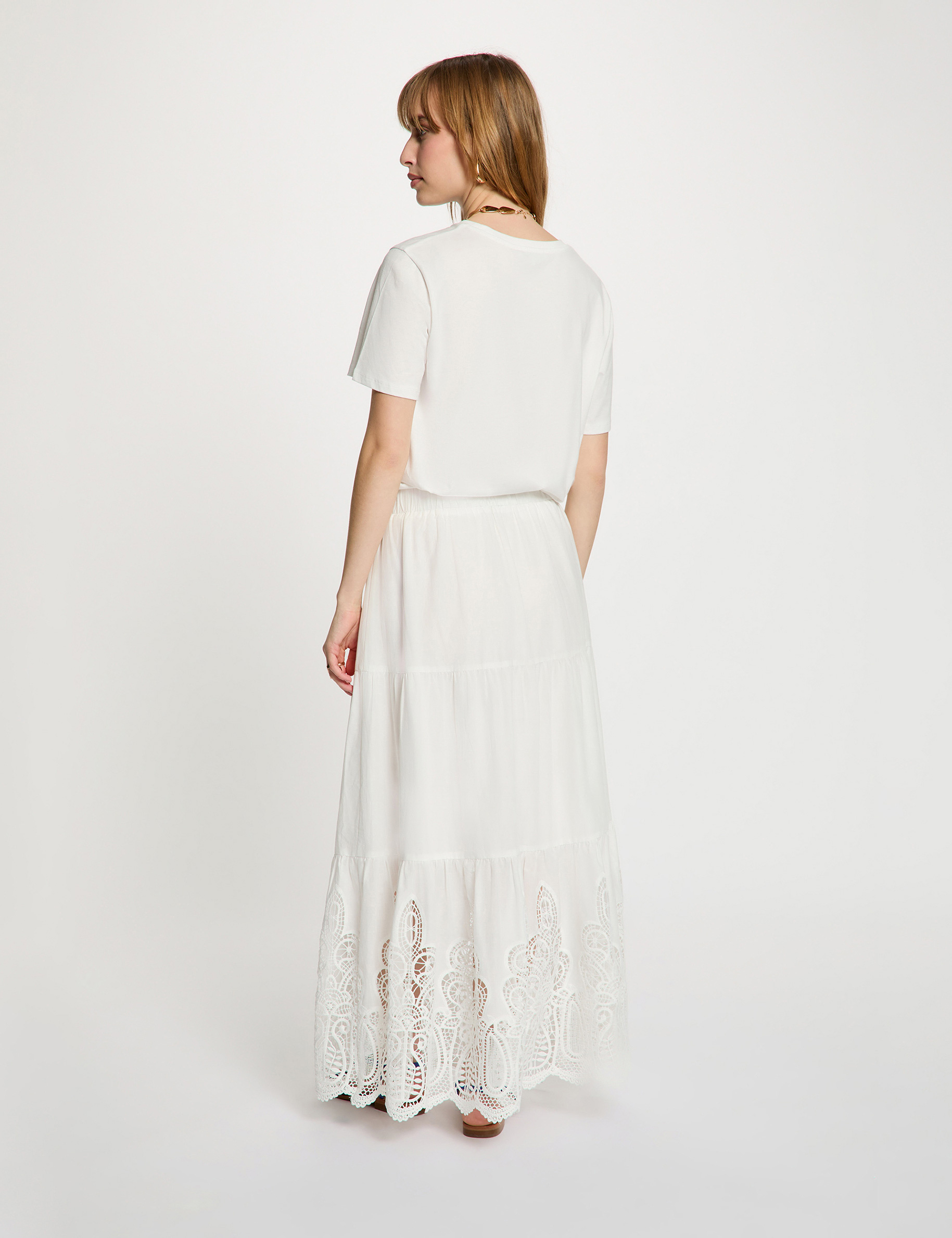 Lange rok met kanten details helder wit vrouw