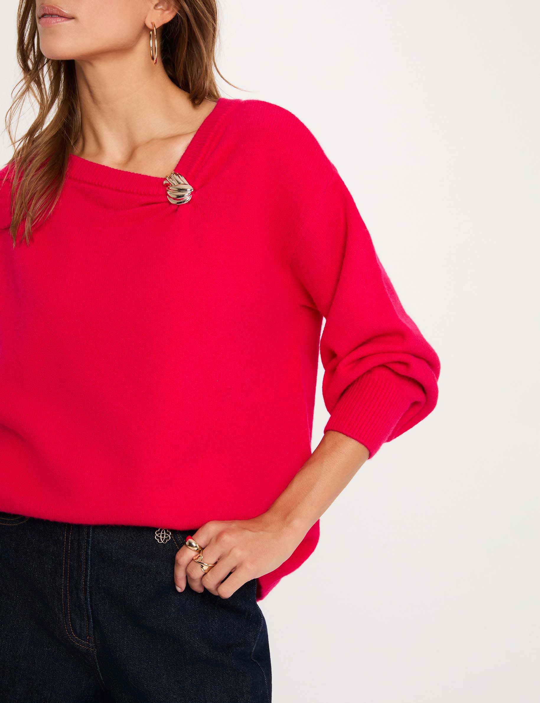 Pull asym&eacute;trique avec bijou rose vif femme