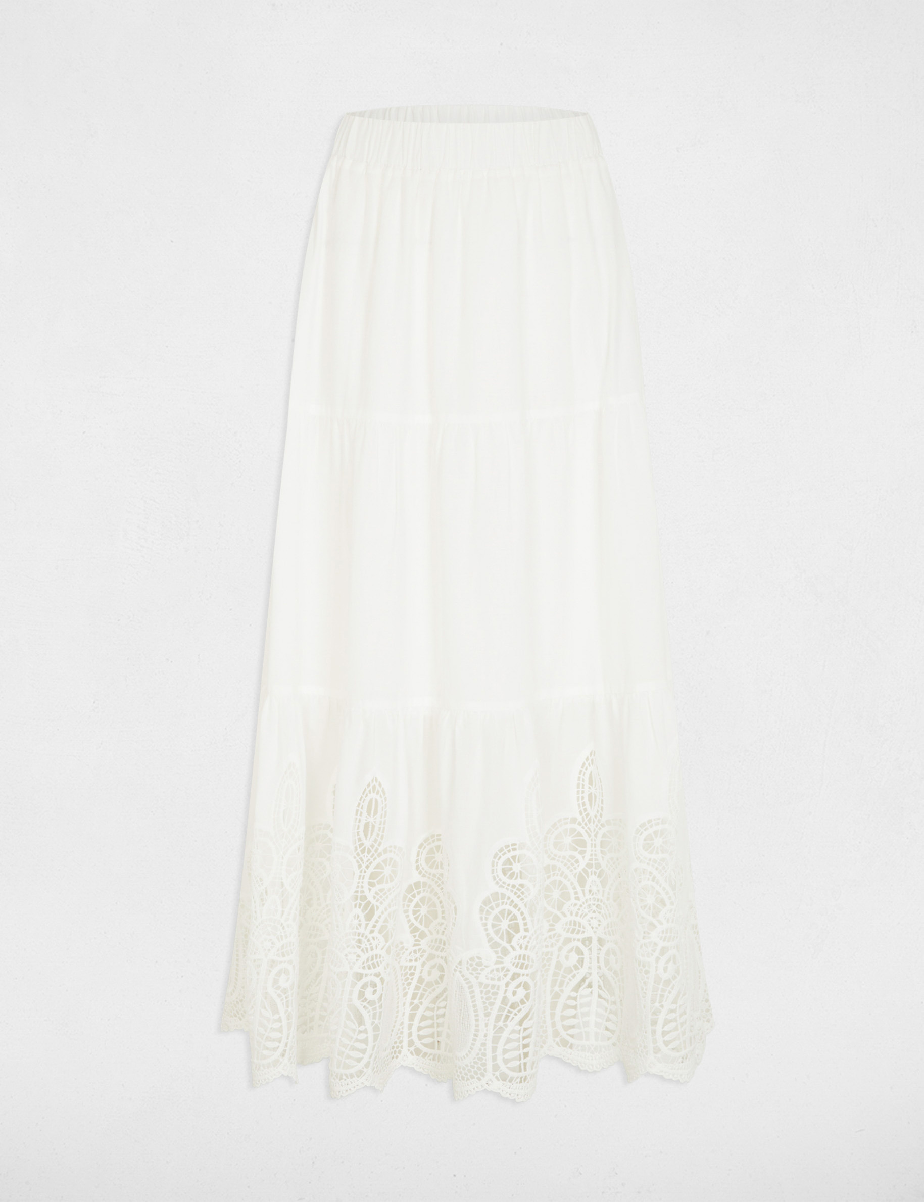 Lange rok met kanten details helder wit vrouw