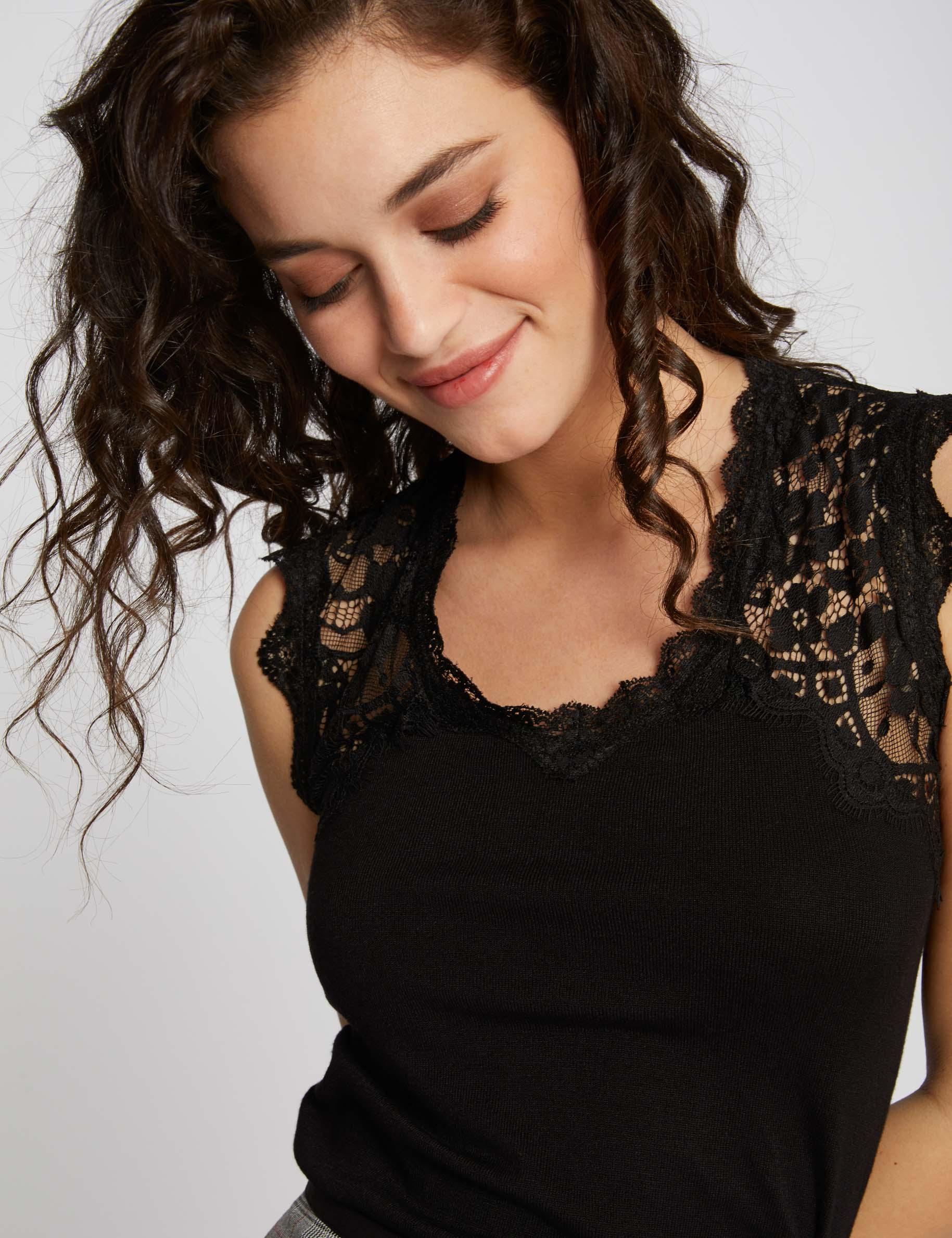 D&eacute;bardeur bretelles larges en dentelle noir femme