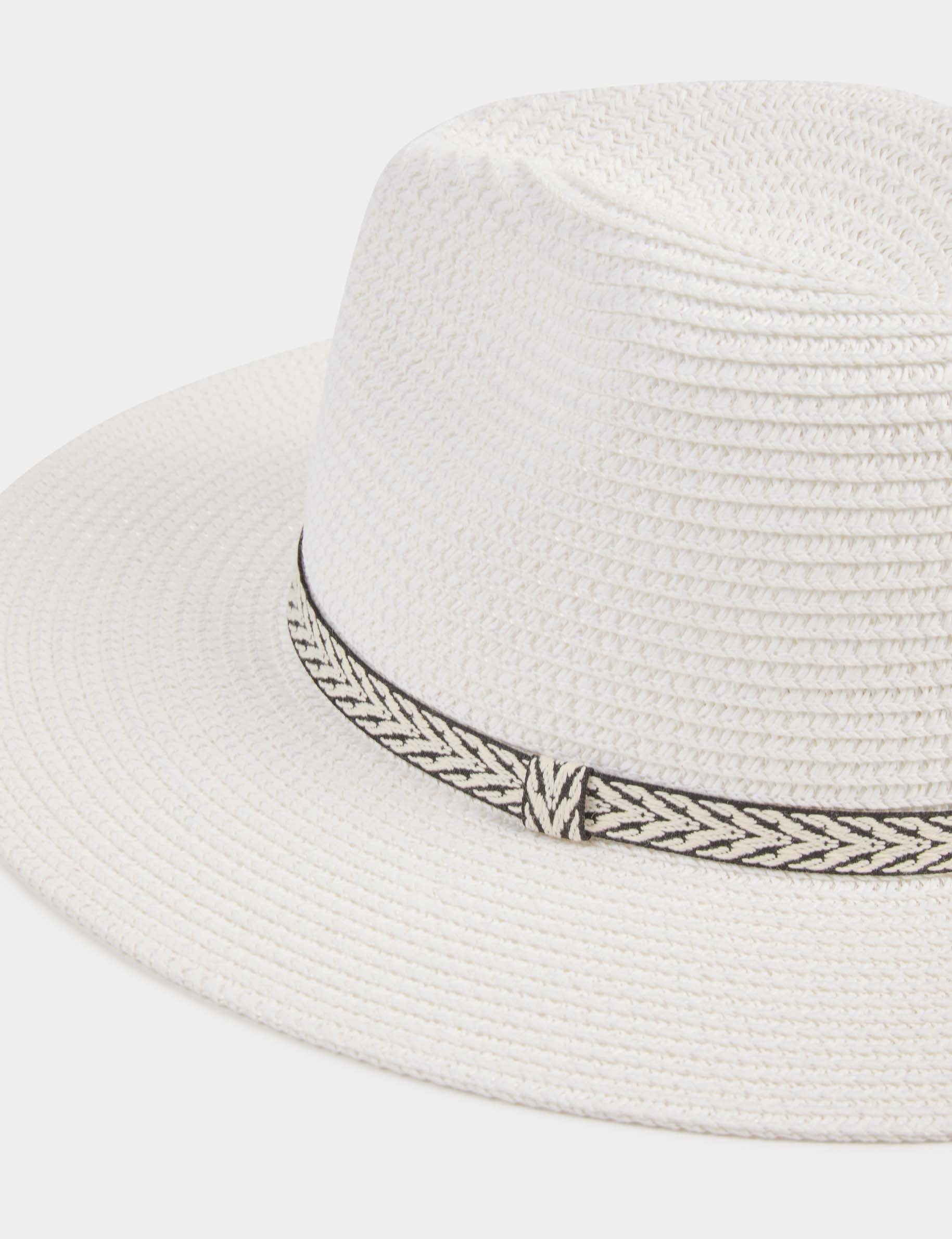 Grafische strohoed helder wit vrouw