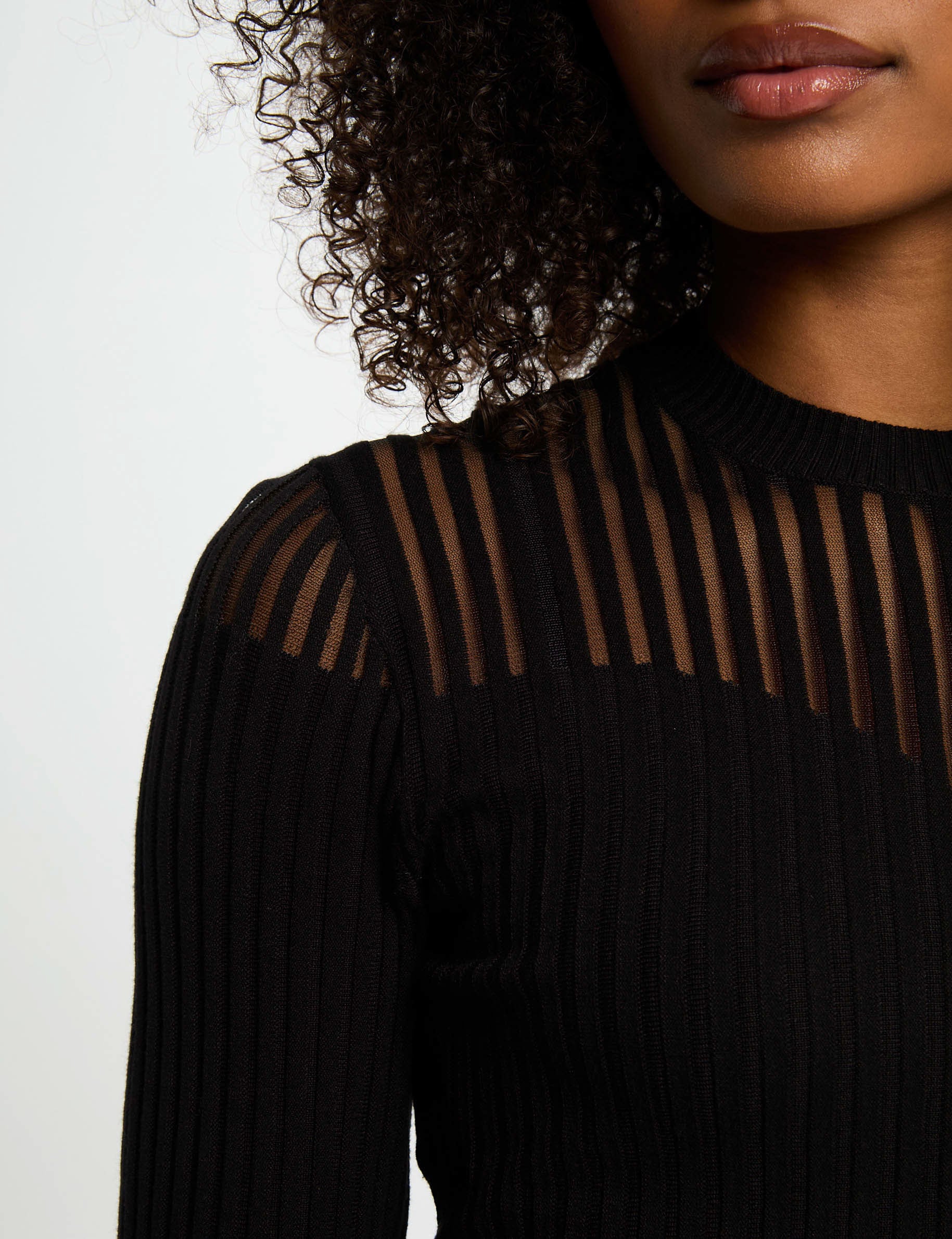Pull cintr&eacute; noir femme