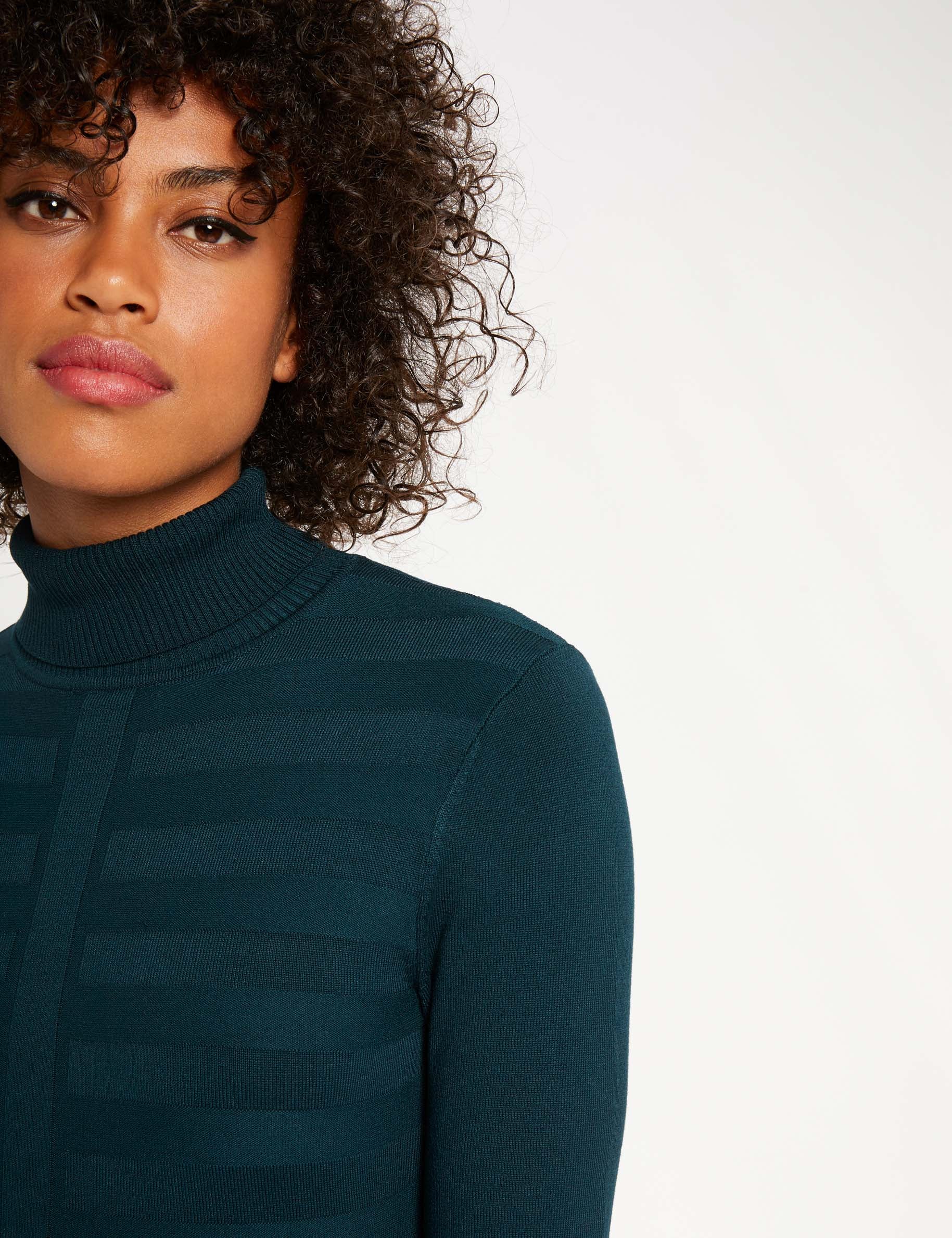Pull col roul&eacute; ajust&eacute; vert femme