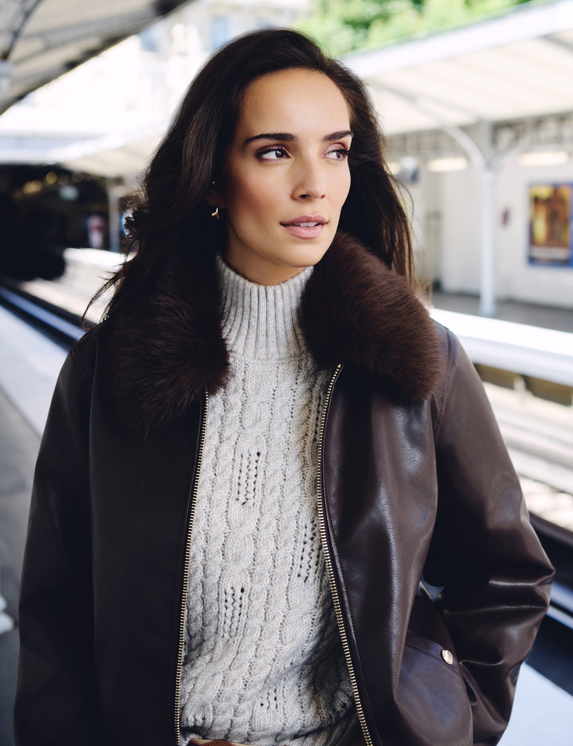 kort jack met bontkraag donker bruin vrouw Kort jack met bontkraag donker bruin vrouw